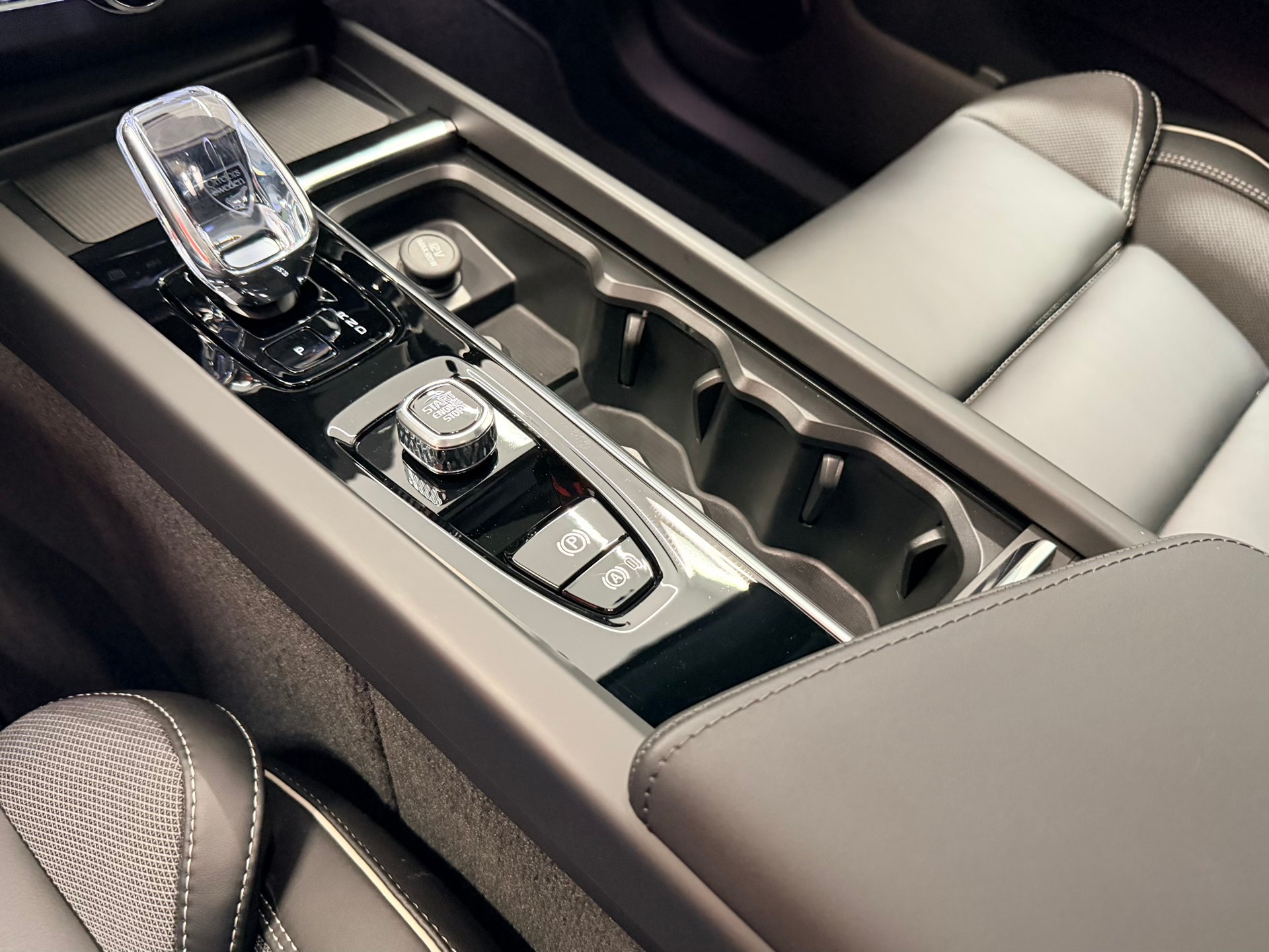 VOLVO XC60 T6 eAWD PluginHybrid Black Edition Geartronic-image-26