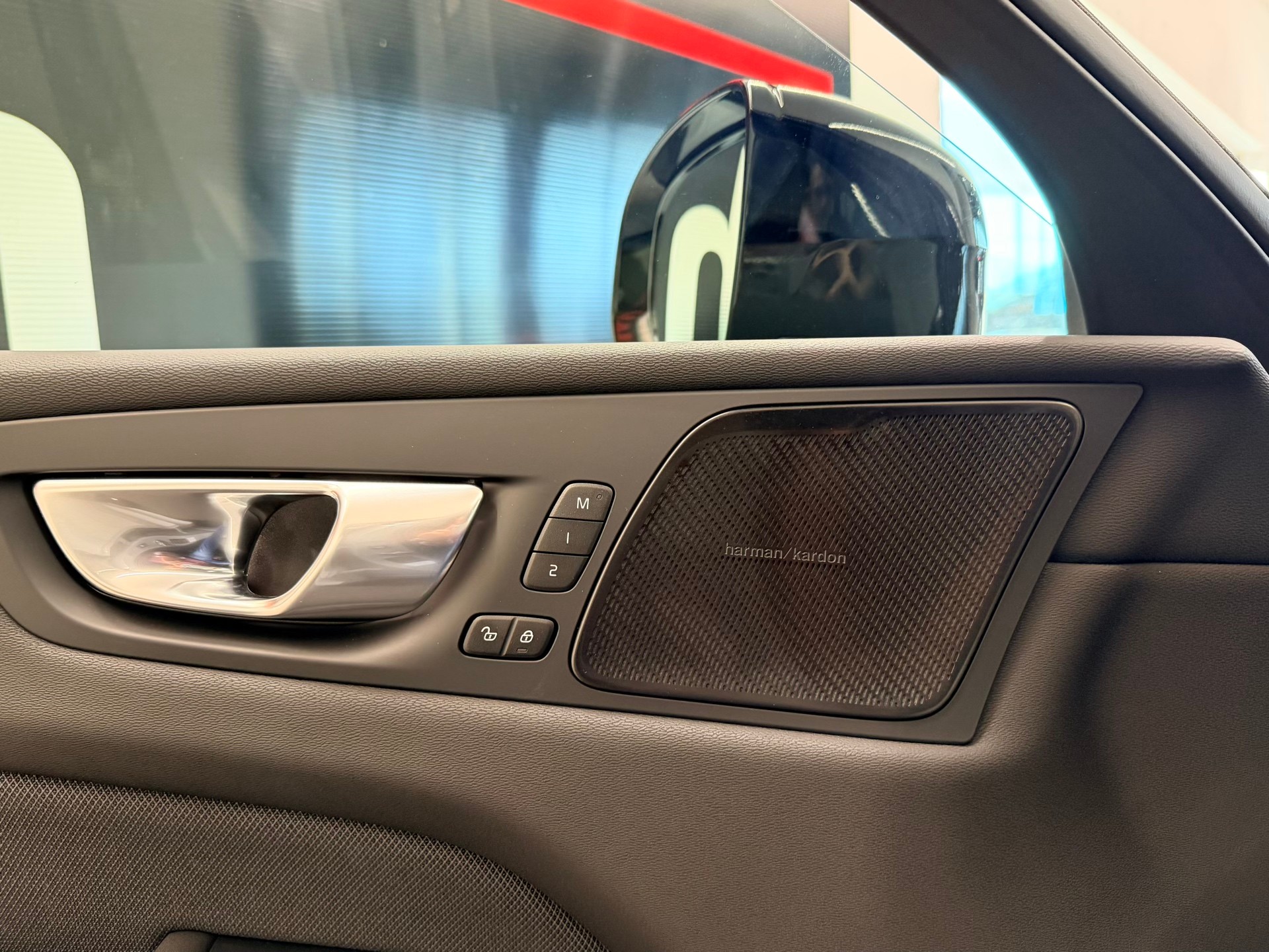 VOLVO XC60 T6 eAWD PluginHybrid Black Edition Geartronic-image-24