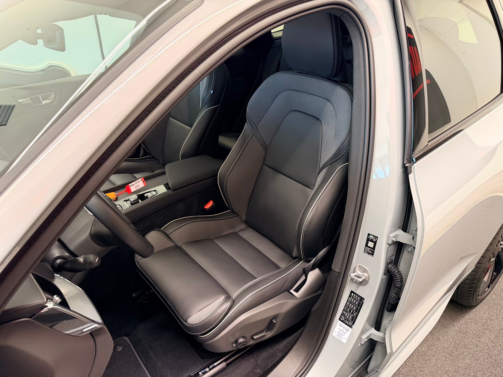 VOLVO XC60 T6 eAWD PluginHybrid Black Edition Geartronic-image-11