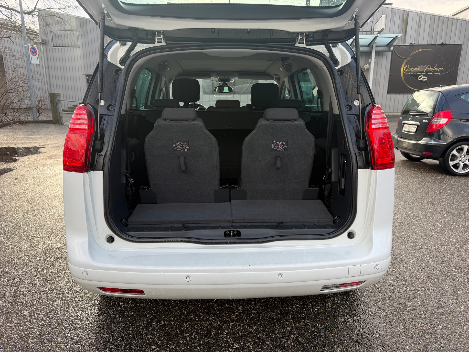 PEUGEOT 5008 1.6 16V T Allure Automatic * 07x Sitze * Gr. Navi * Xenon * Tempomat * PDC V&H *-image-14