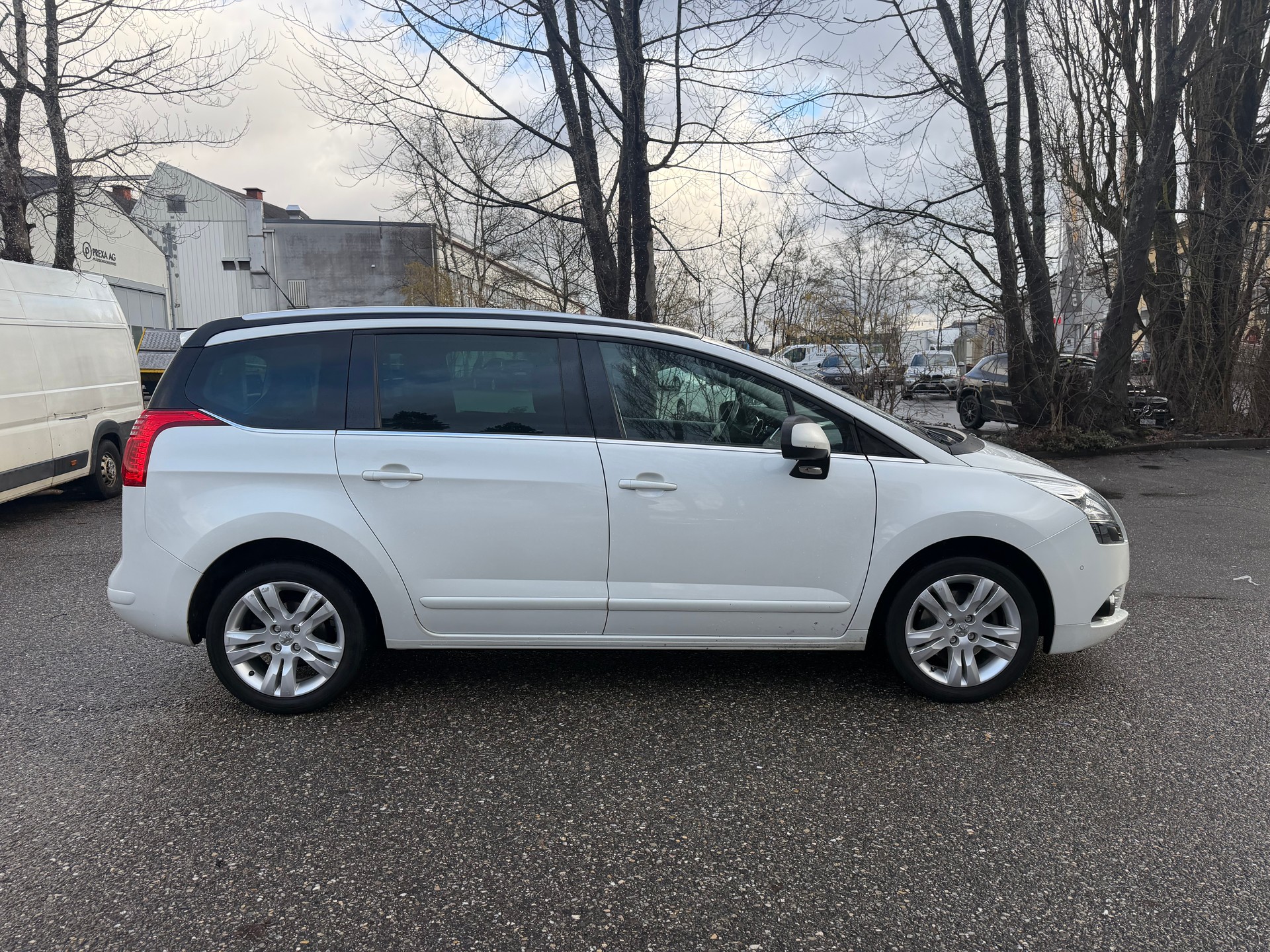 PEUGEOT 5008 1.6 16V T Allure Automatic * 07x Sitze * Gr. Navi * Xenon * Tempomat * PDC V&H *-image-11