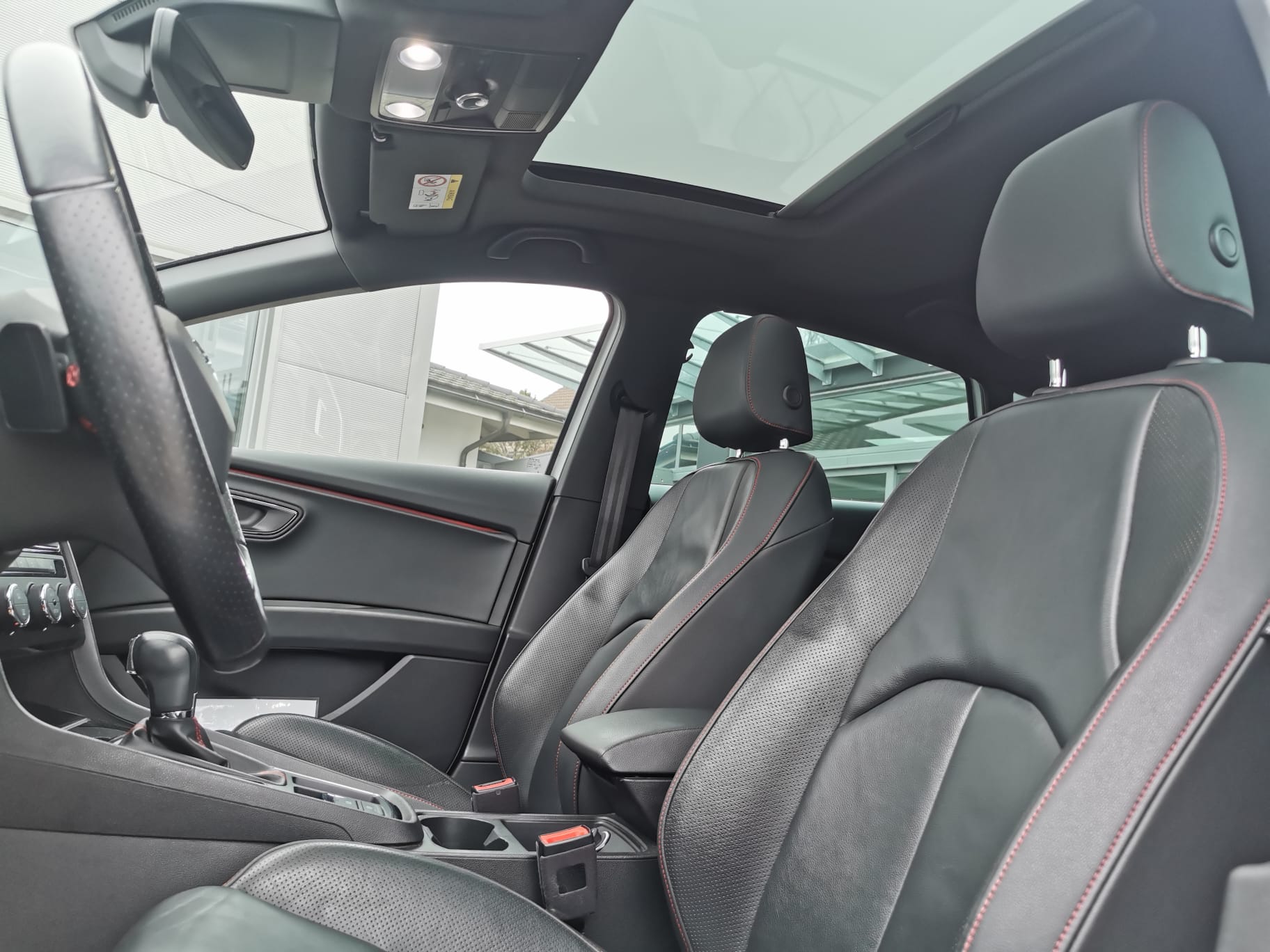 SEAT Leon-image-4