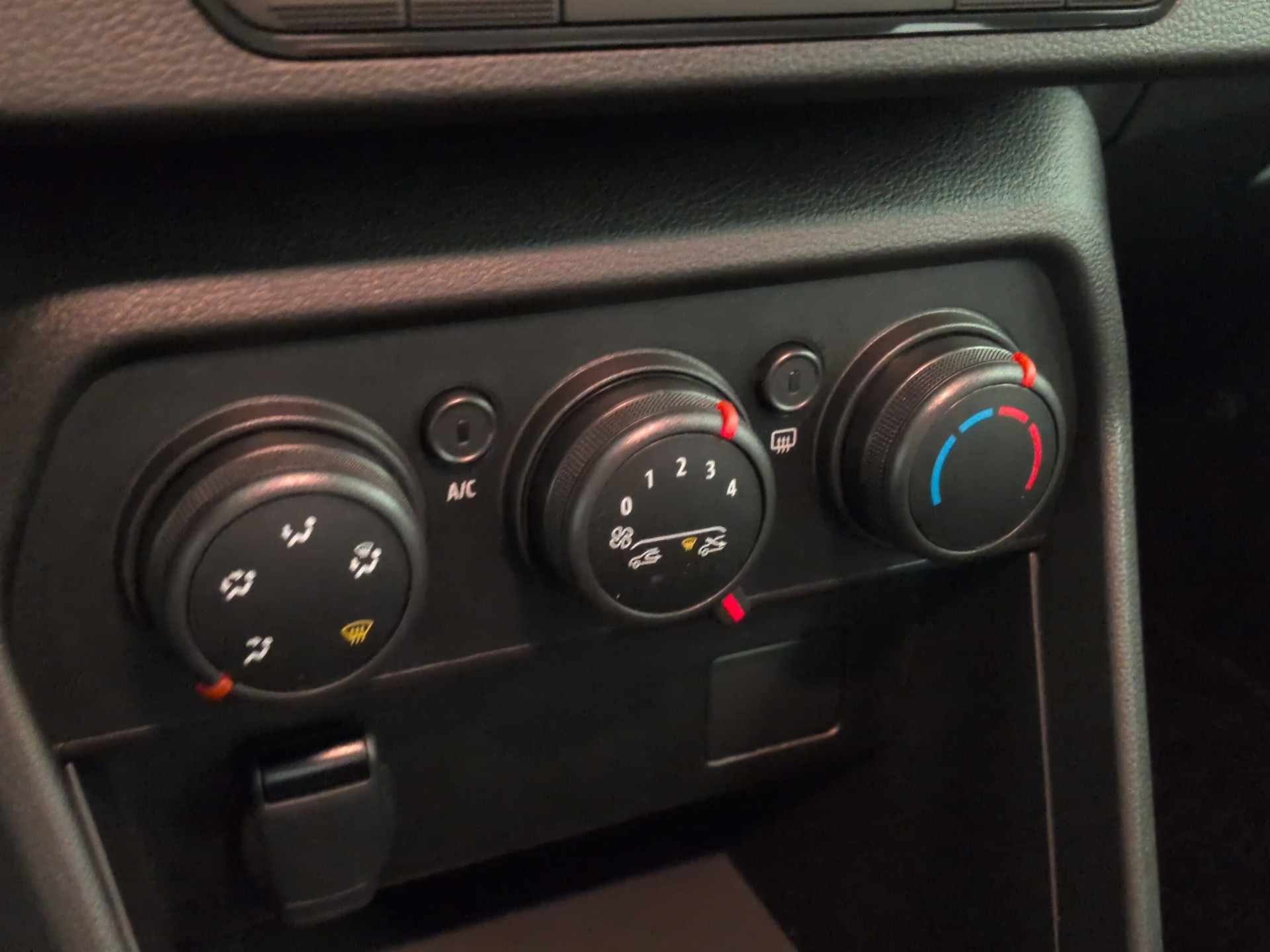DACIA Sandero TCe 90 Expression CVT-image-18