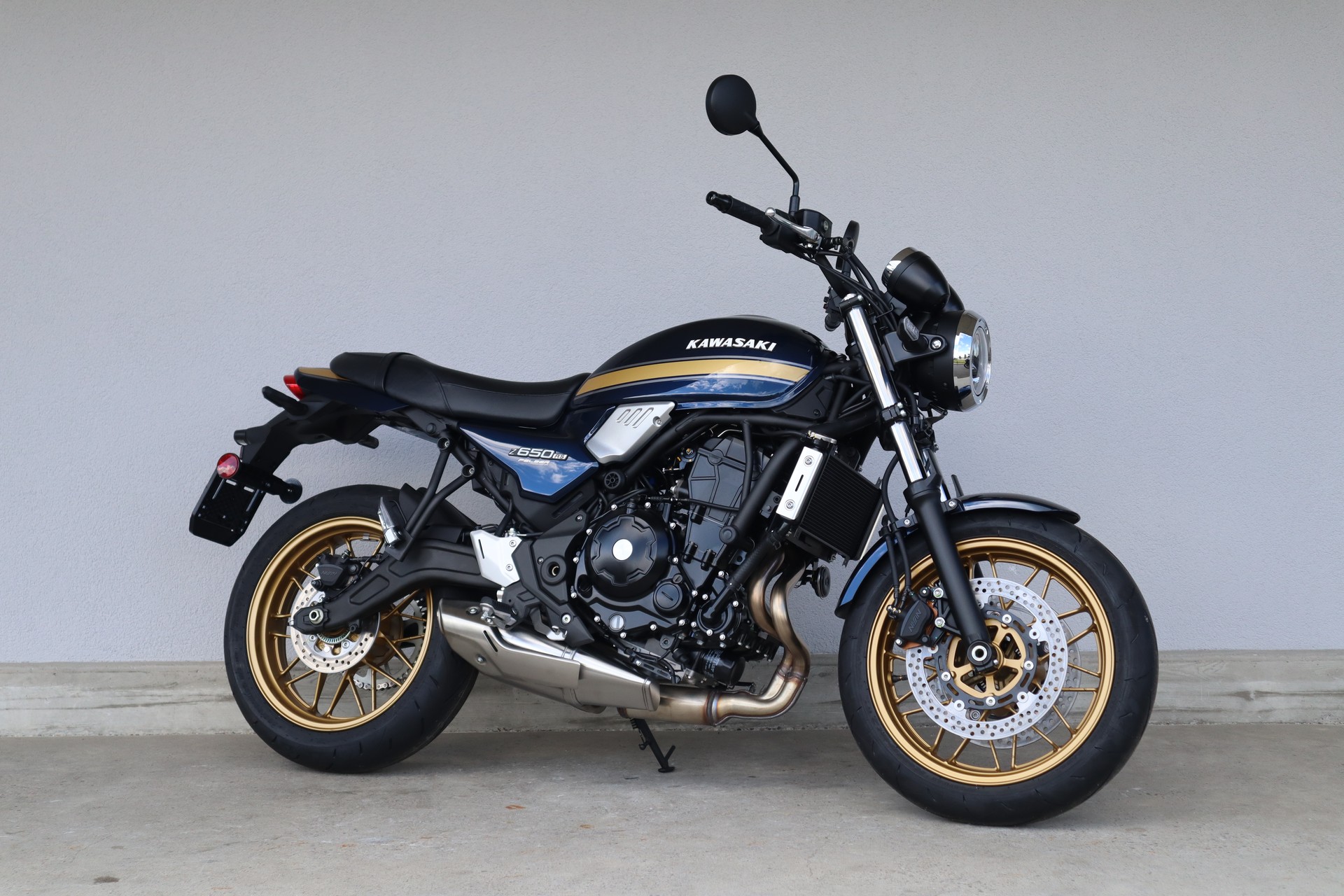 KAWASAKI Z 650 RS-showroom-element-1