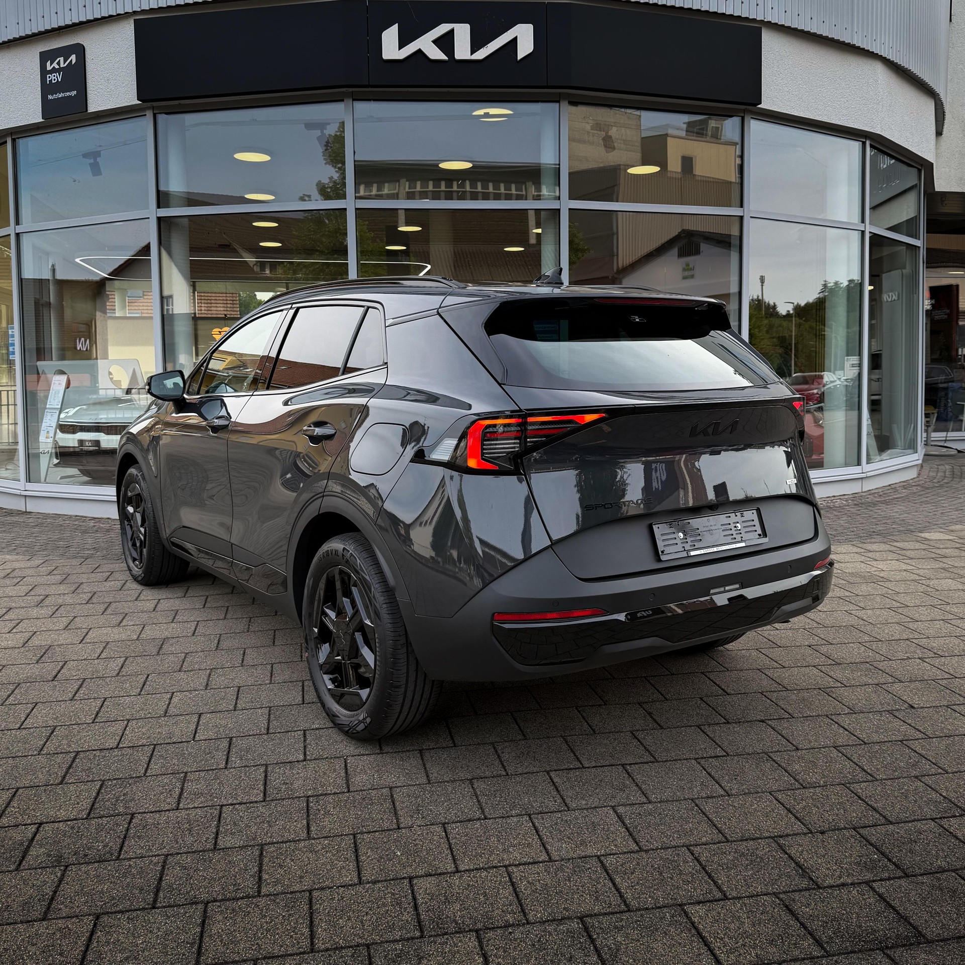 KIA Sportage 1.6 T-GDi Hybrid Black Edition-showroom-element-1