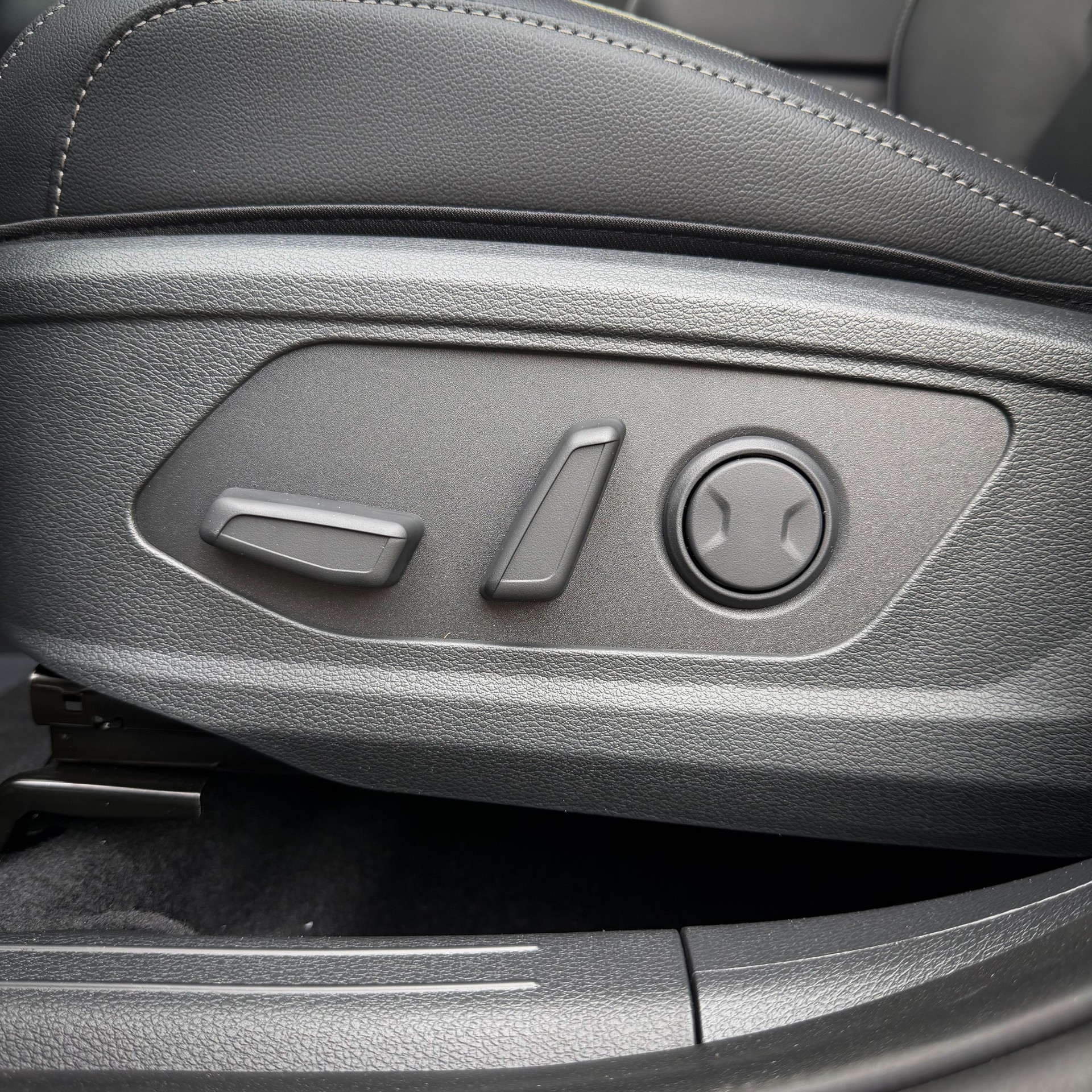 KIA Sportage 1.6 T-GDi Hybrid Black Edition-image-13