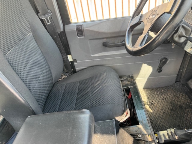 LAND ROVER Defender 90 SW 2.5 TDi-image-10