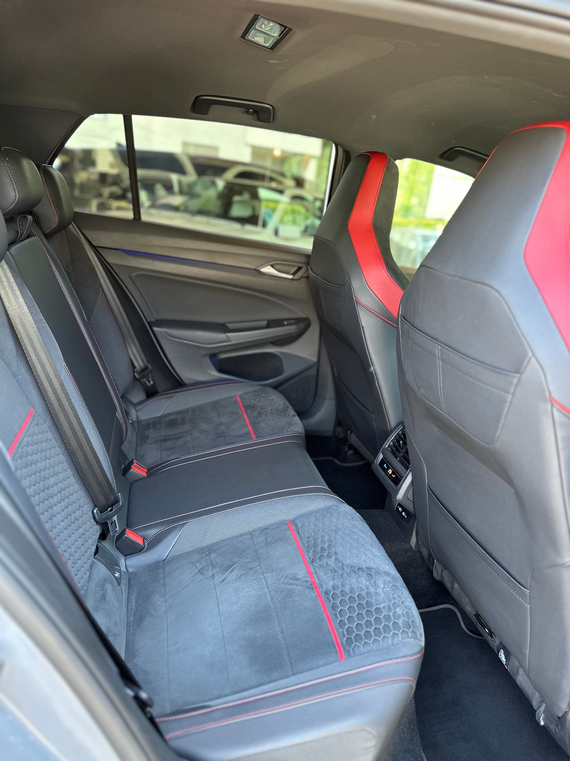 VW Golf 2.0 TSI GTI Clubsport 45 DSG-image-8