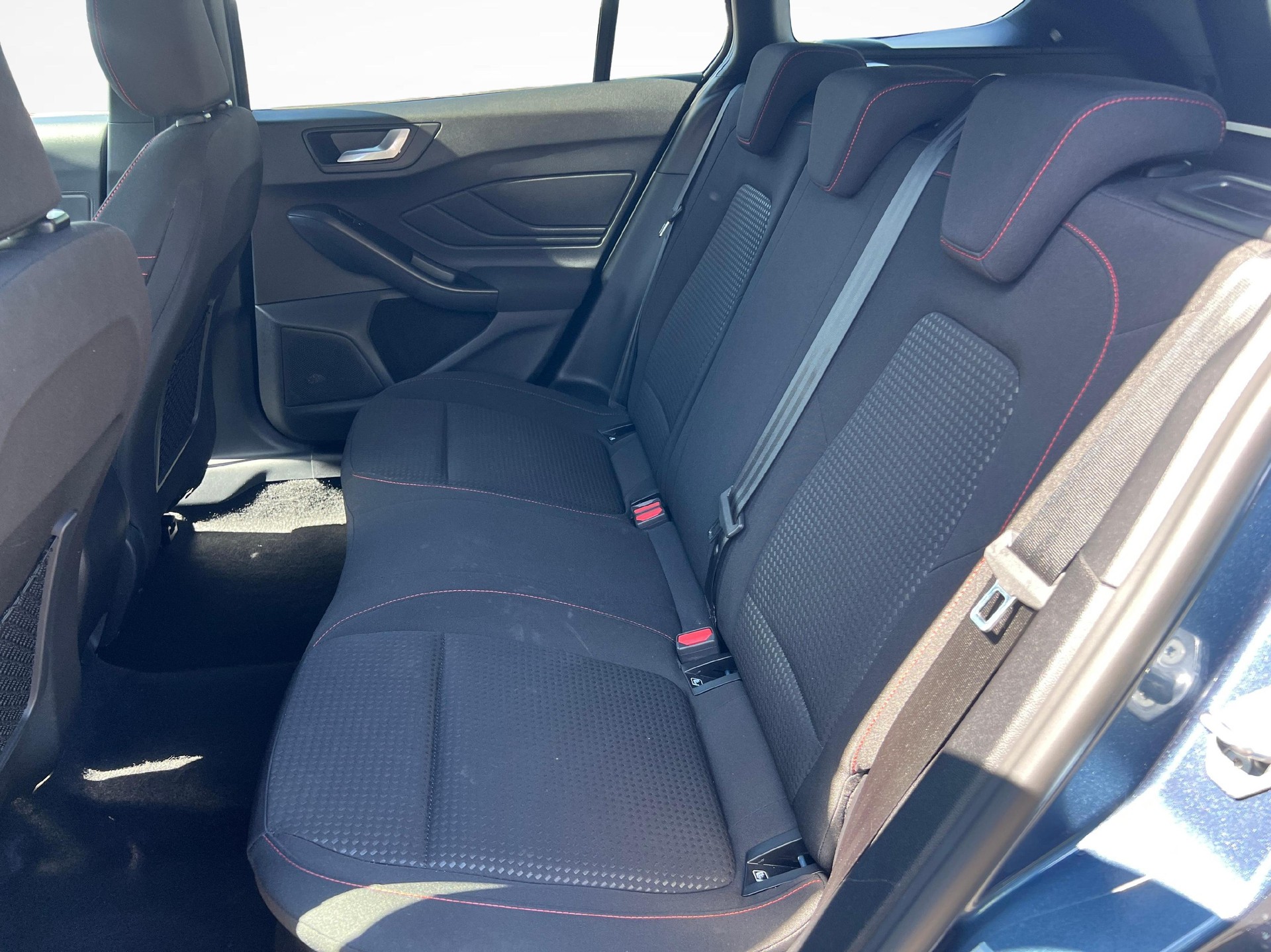 FORD Focus Station Wagon 1.0i EcoB Hybrid 155 ST-Line-image-11