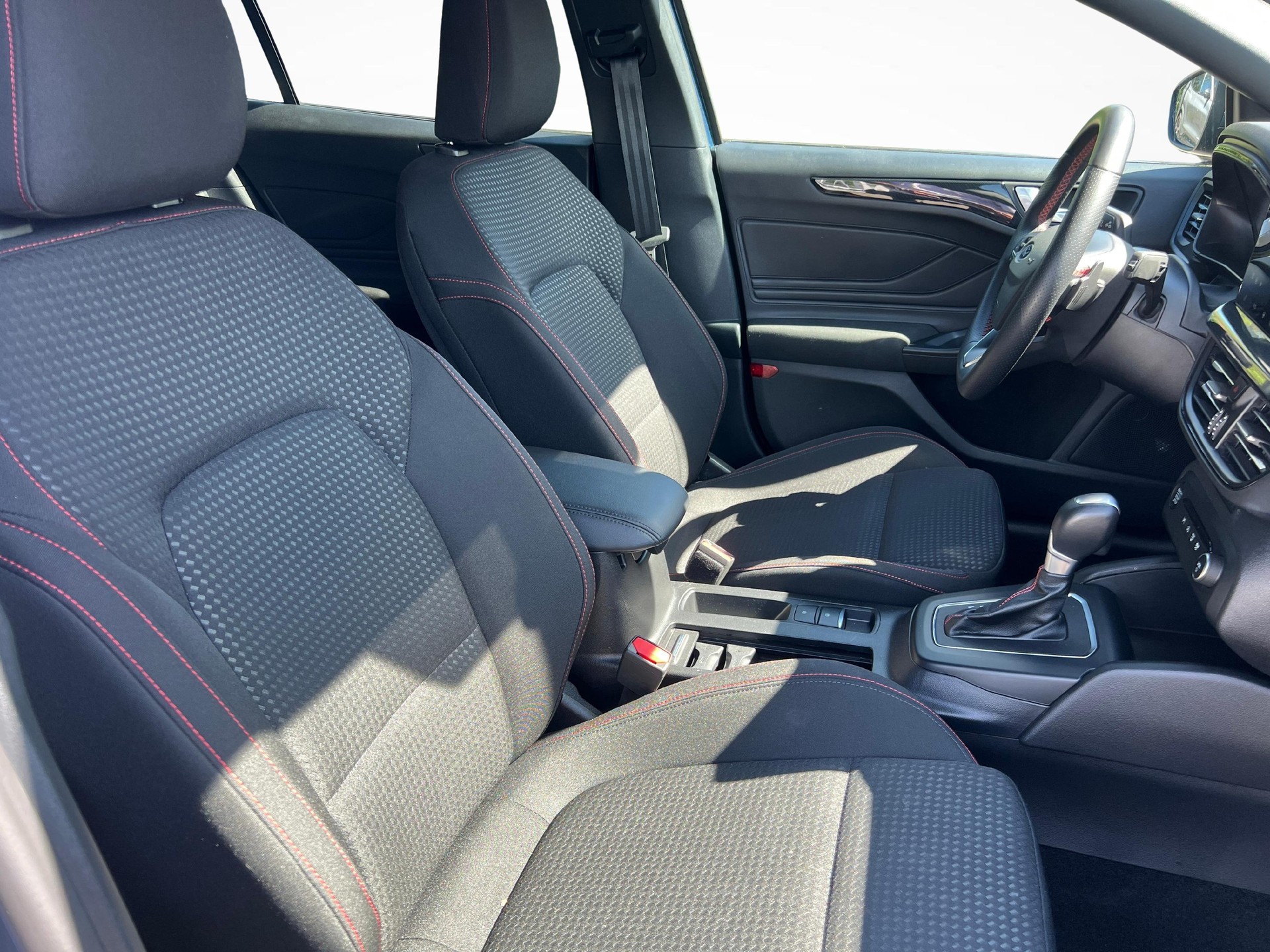 FORD Focus Station Wagon 1.0i EcoB Hybrid 155 ST-Line-image-10