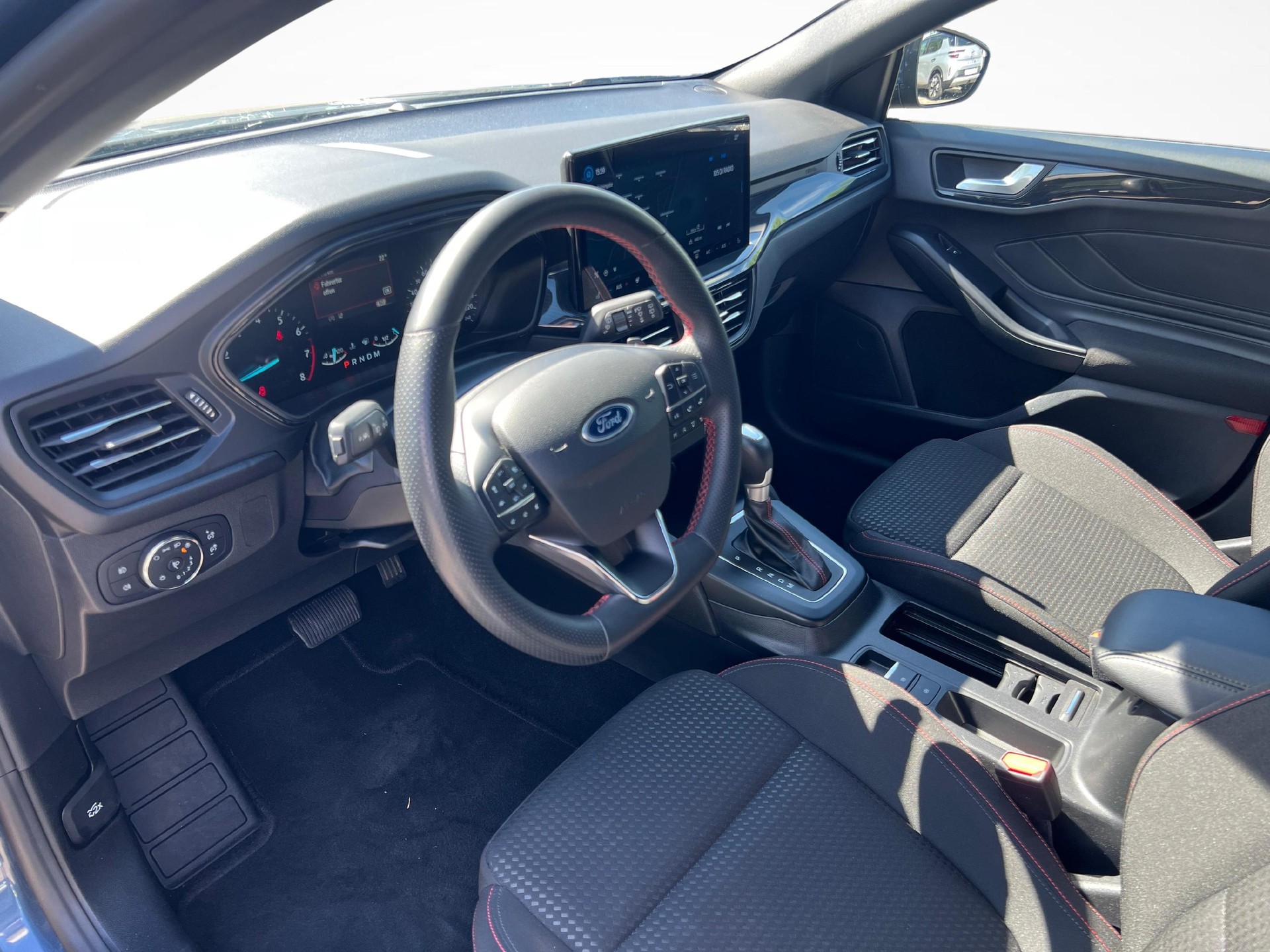 FORD Focus Station Wagon 1.0i EcoB Hybrid 155 ST-Line-image-13