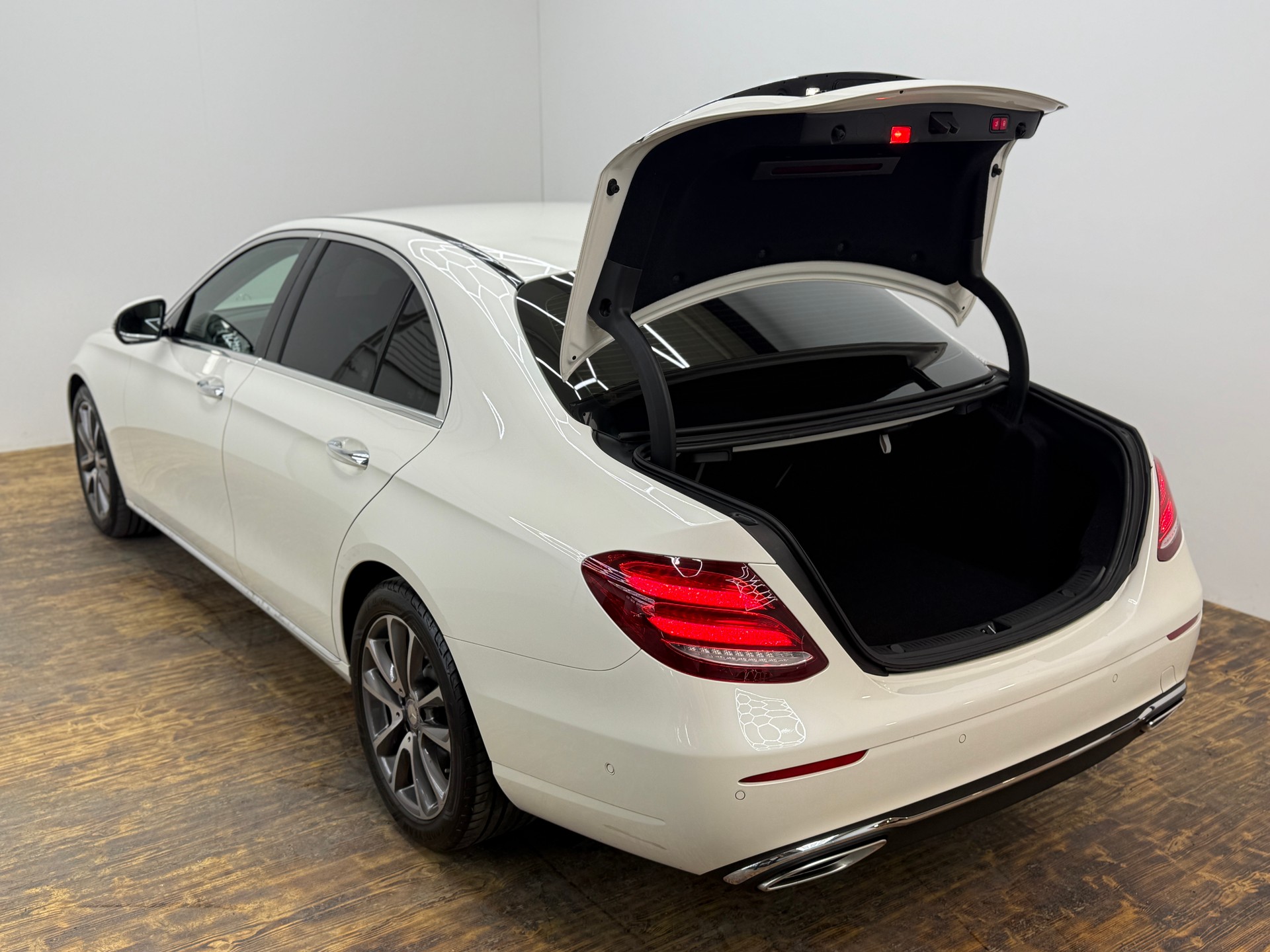MERCEDES-BENZ E 400 Avantgarde 4Matic 9G-Tronic-image-23