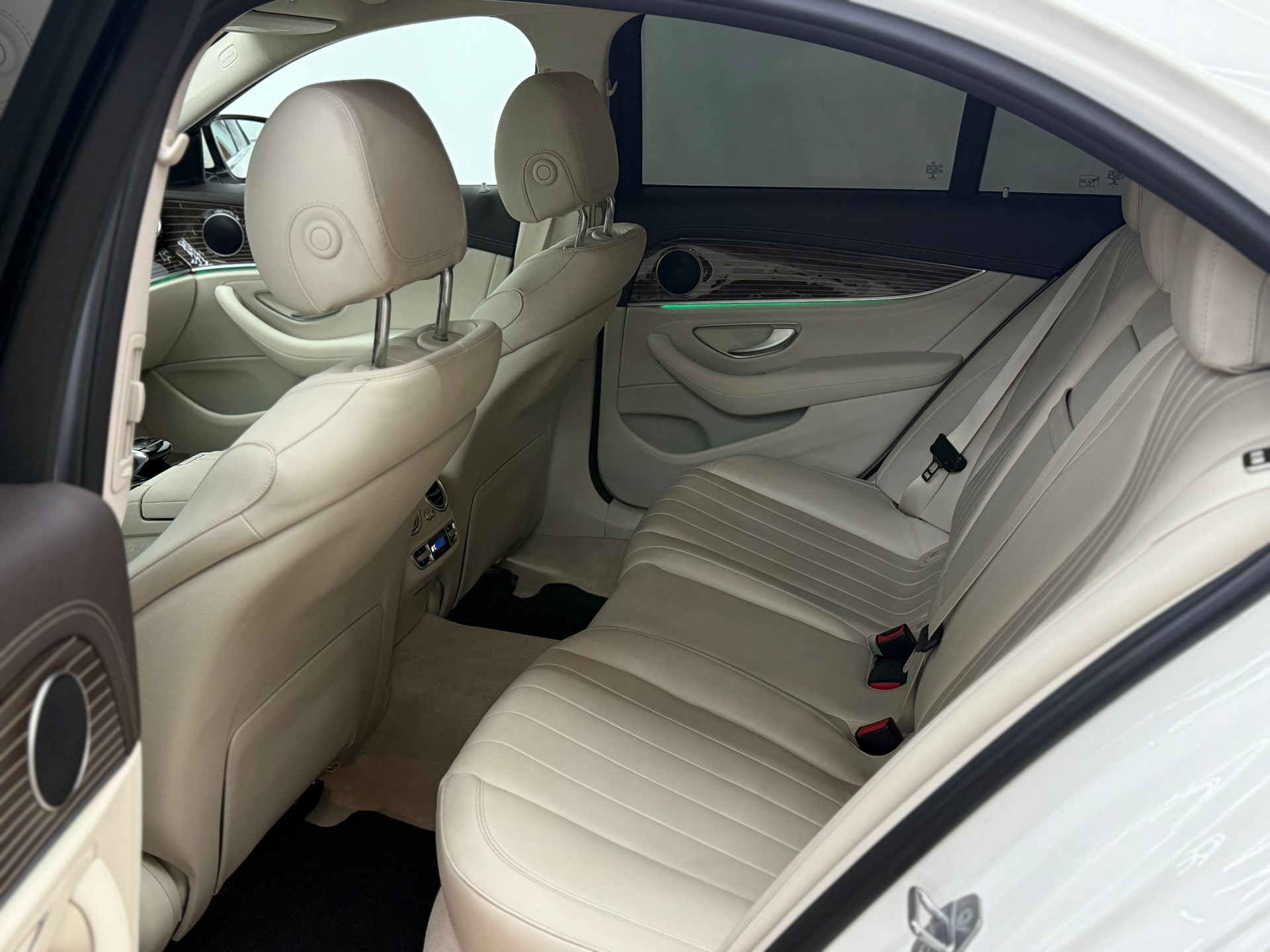 MERCEDES-BENZ E 400 Avantgarde 4Matic 9G-Tronic-image-22