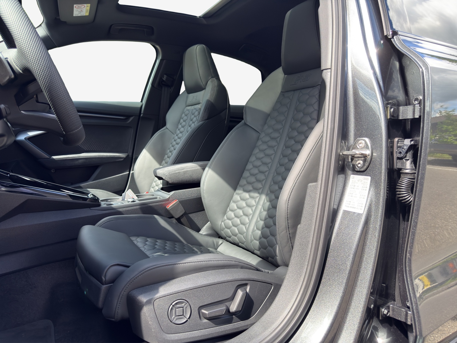 AUDI RS3 Limousine 2.5 TSI quattro S-tronic-image-7