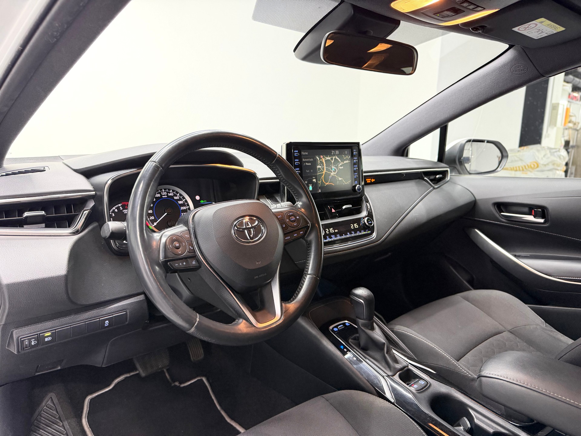 TOYOTA Corolla 1.8 HSD Comfort e-CVT-image-8