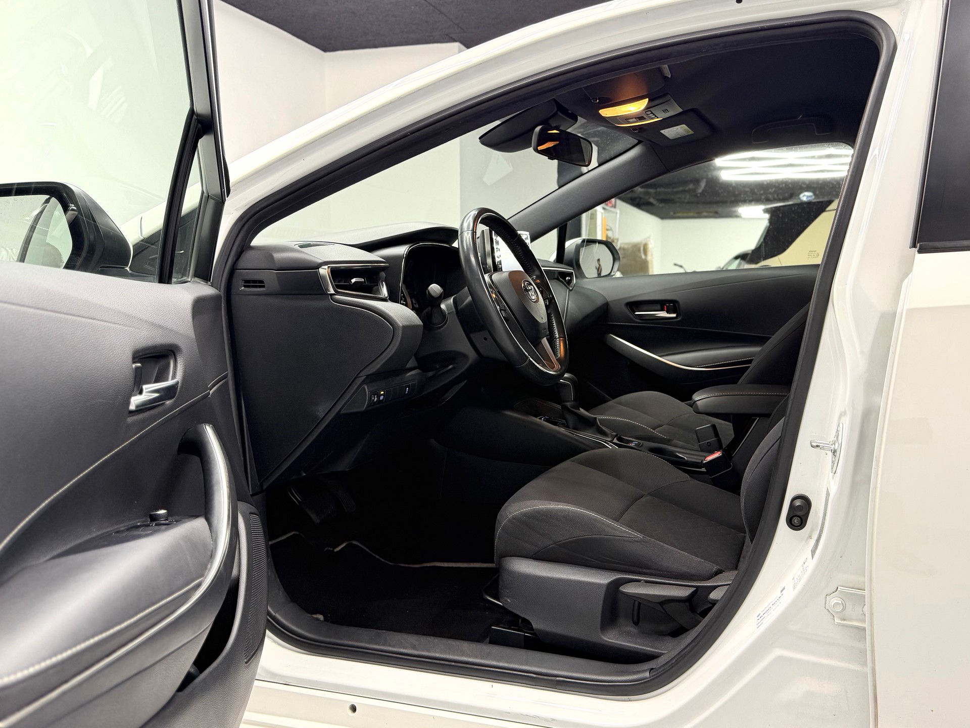 TOYOTA Corolla 1.8 HSD Comfort e-CVT-image-7