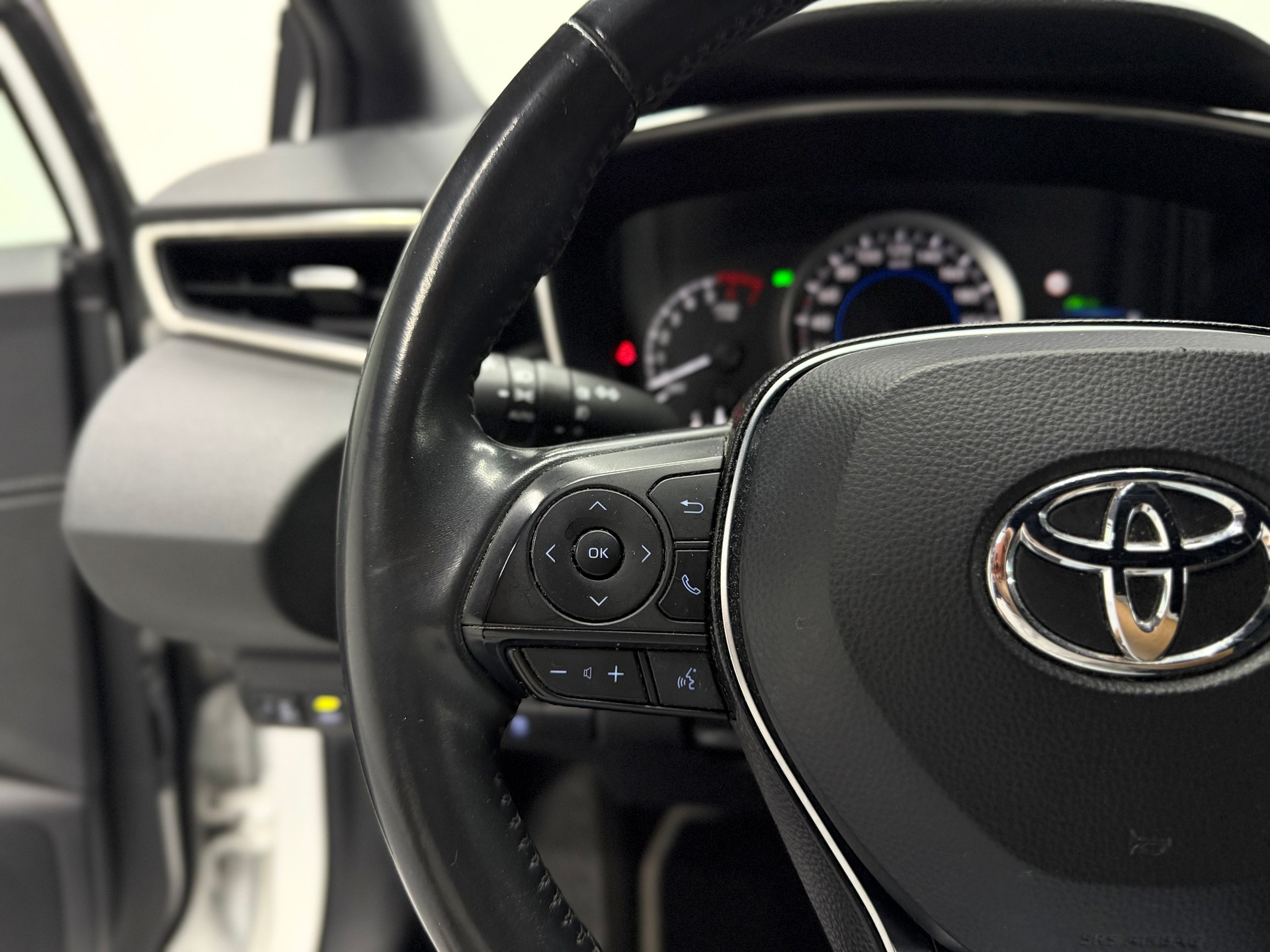 TOYOTA Corolla 1.8 HSD Comfort e-CVT-image-17