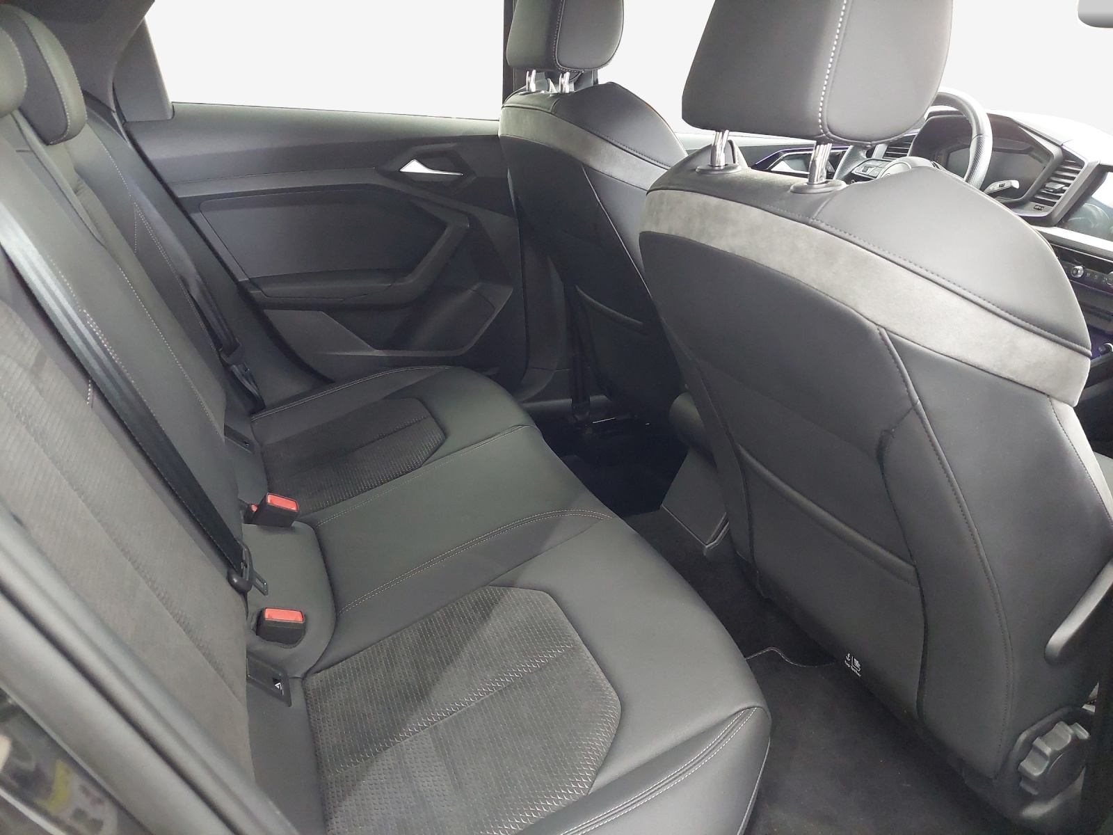AUDI A1 Sportback 35 TFSI S Line S-tronic-image-13