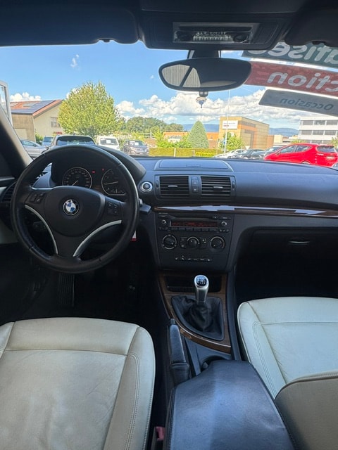 BMW 120i Cabrio-image-7