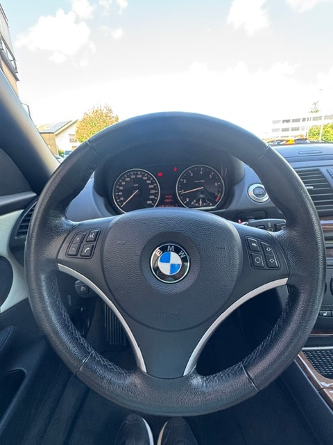 BMW 120i Cabrio-image-10