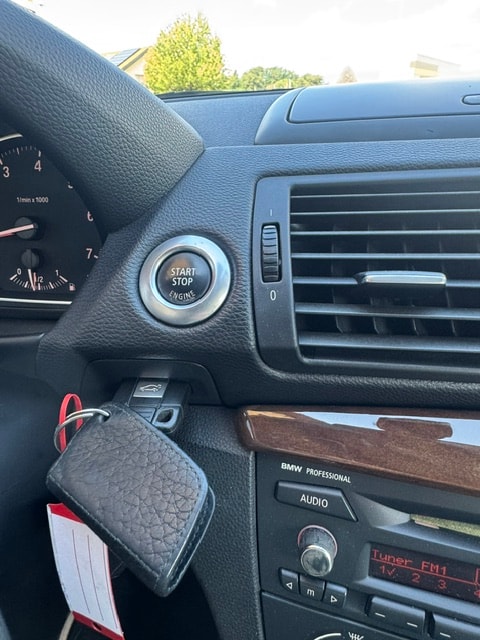 BMW 120i Cabrio-image-14