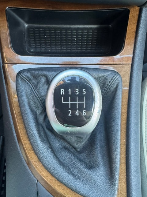 BMW 120i Cabrio-image-13
