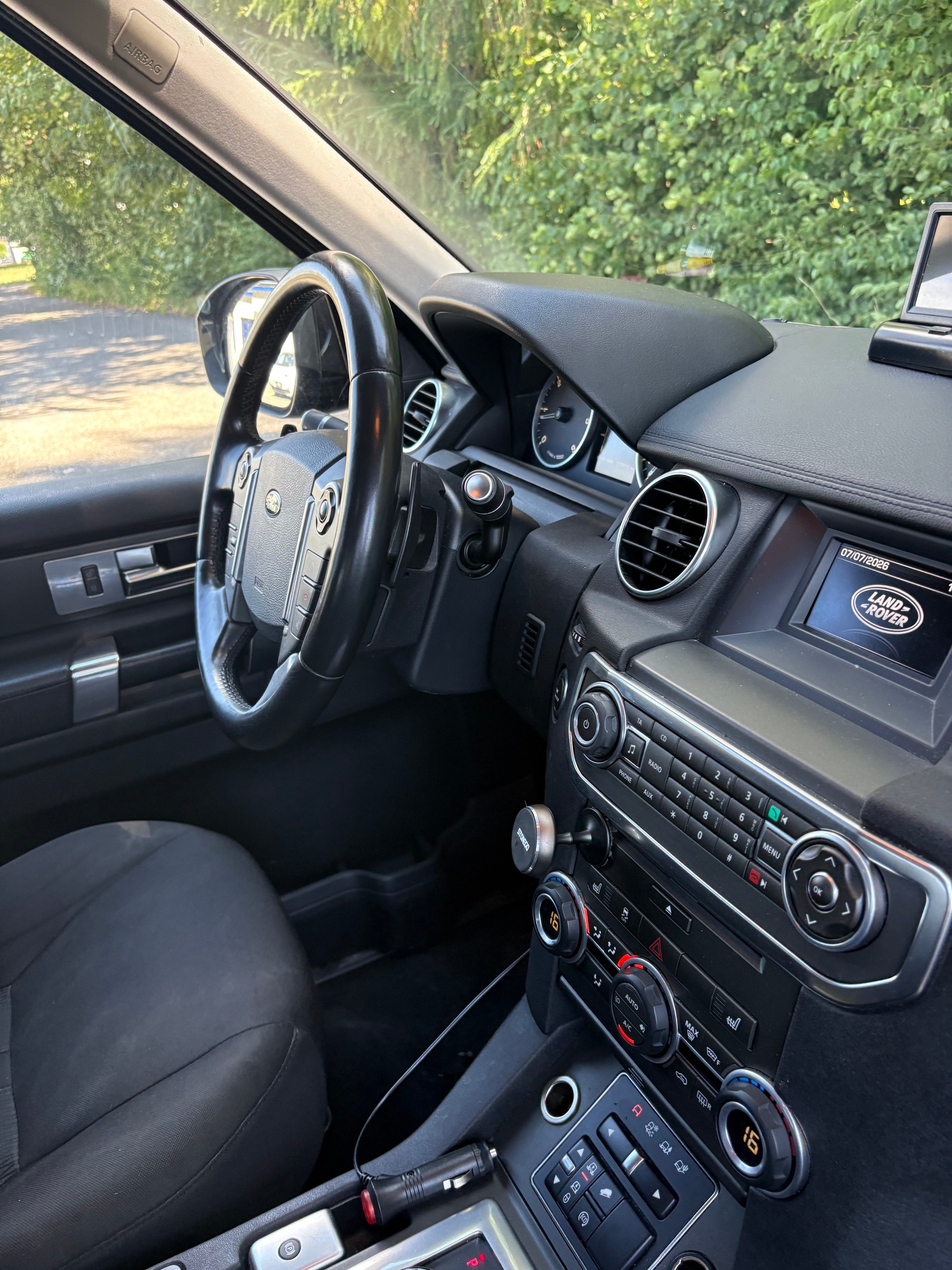 LAND ROVER Discovery 3.0 TDV6 SE Automatic-image-14