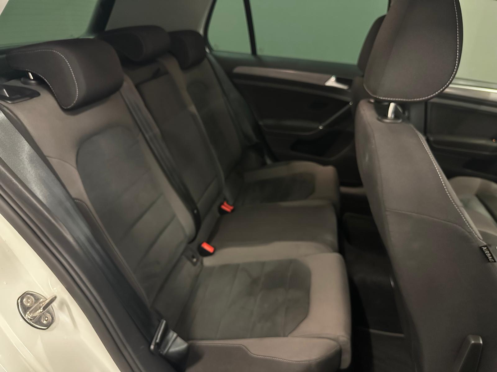 VW Golf 1.5 TSI R-LINE Edition 45 DSG-image-11