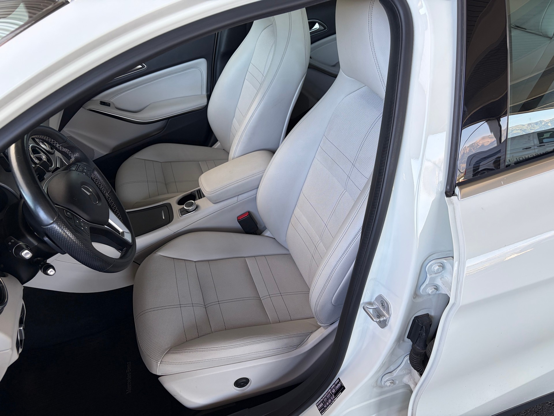 MERCEDES-BENZ GLA 200 Style-image-6