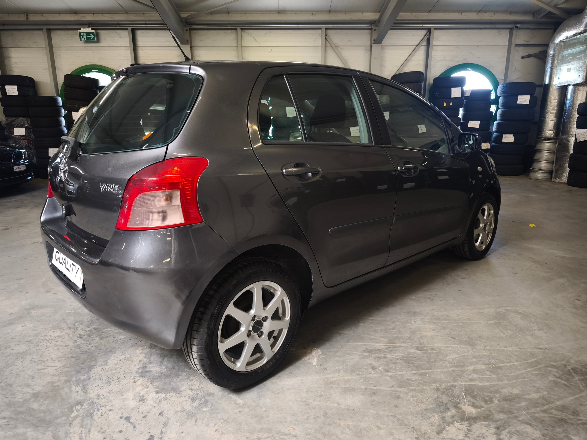 TOYOTA Yaris 1.3 City-image-2