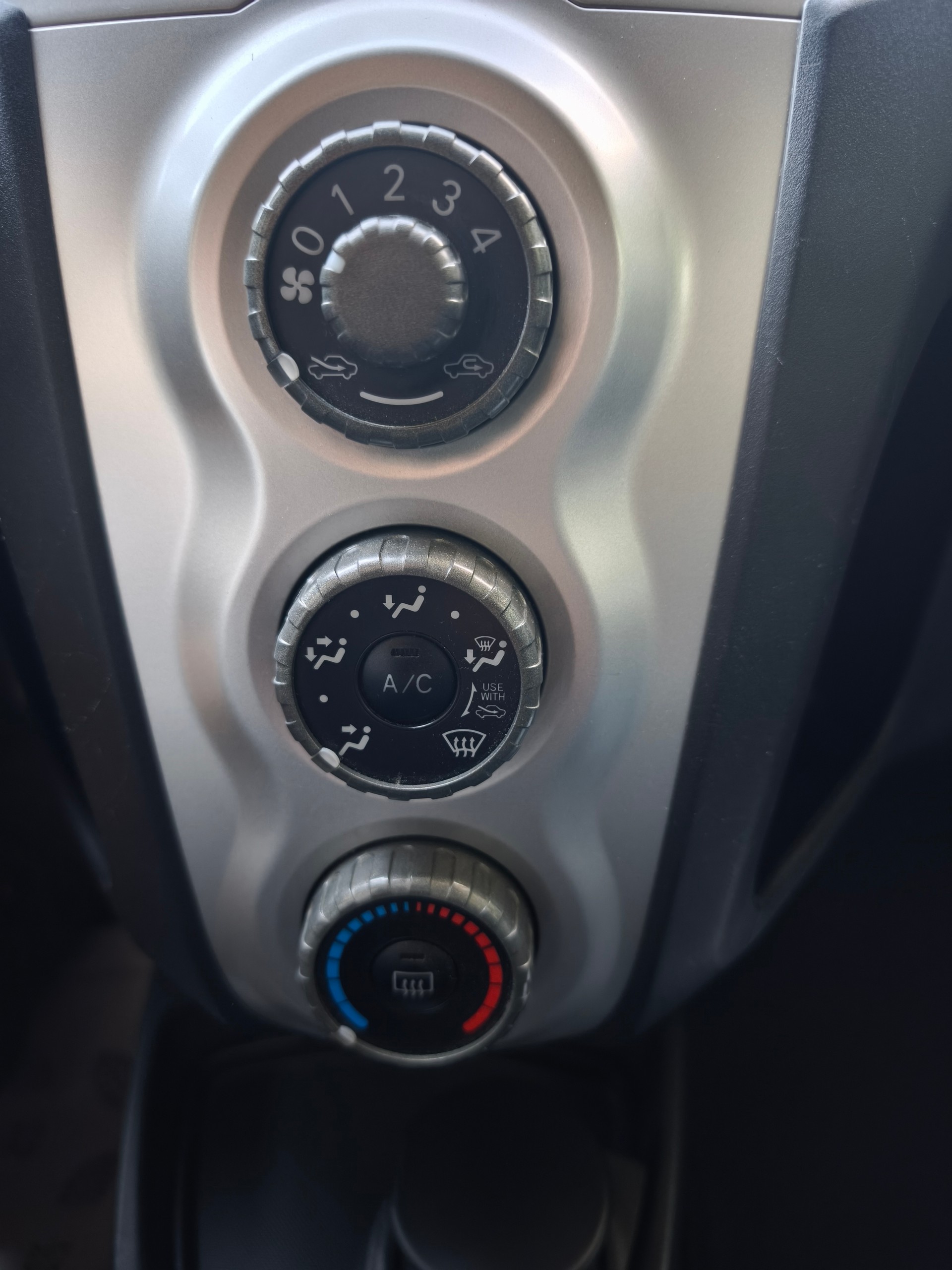 TOYOTA Yaris 1.3 City-image-12