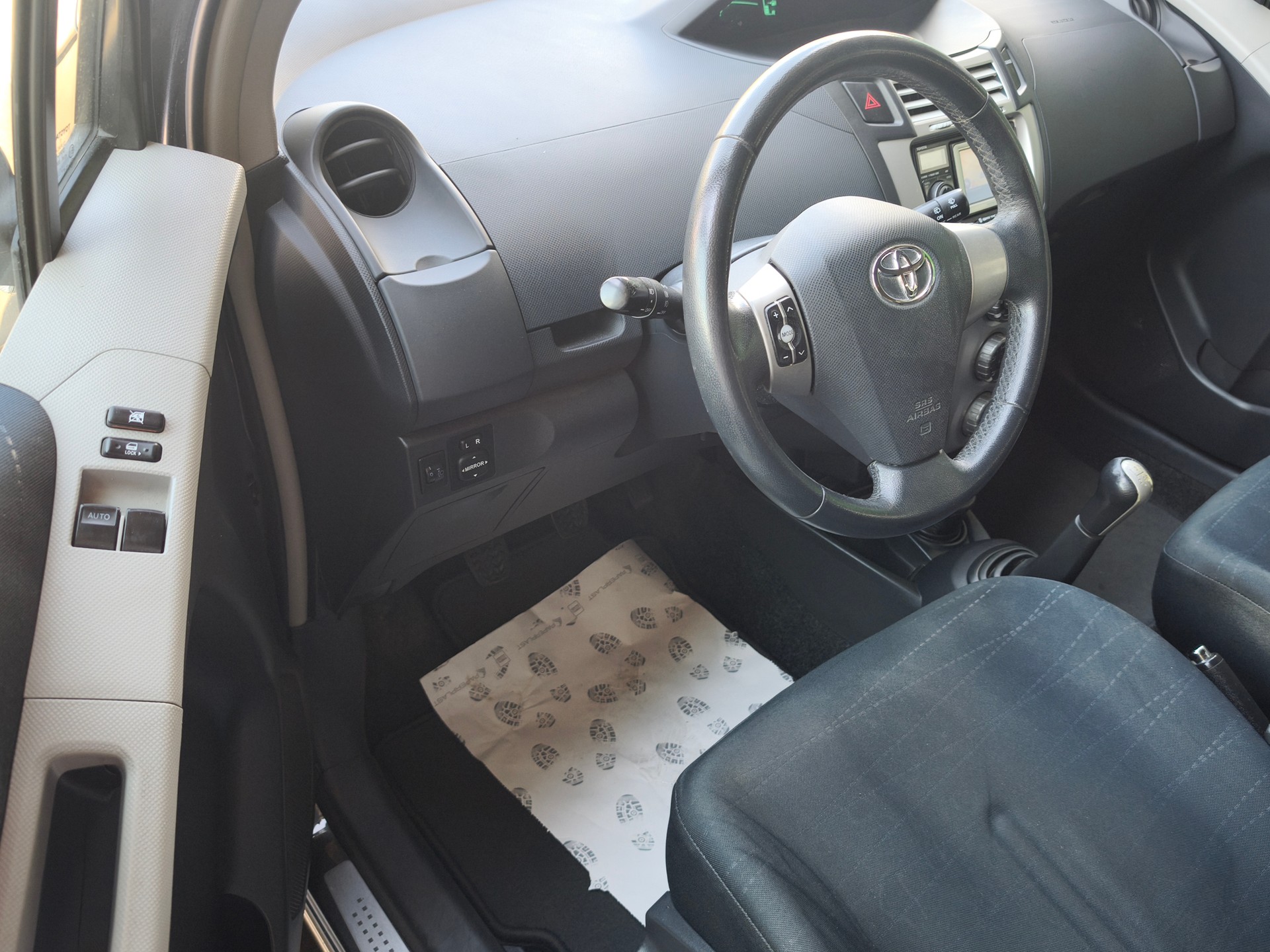 TOYOTA Yaris 1.3 City-image-10