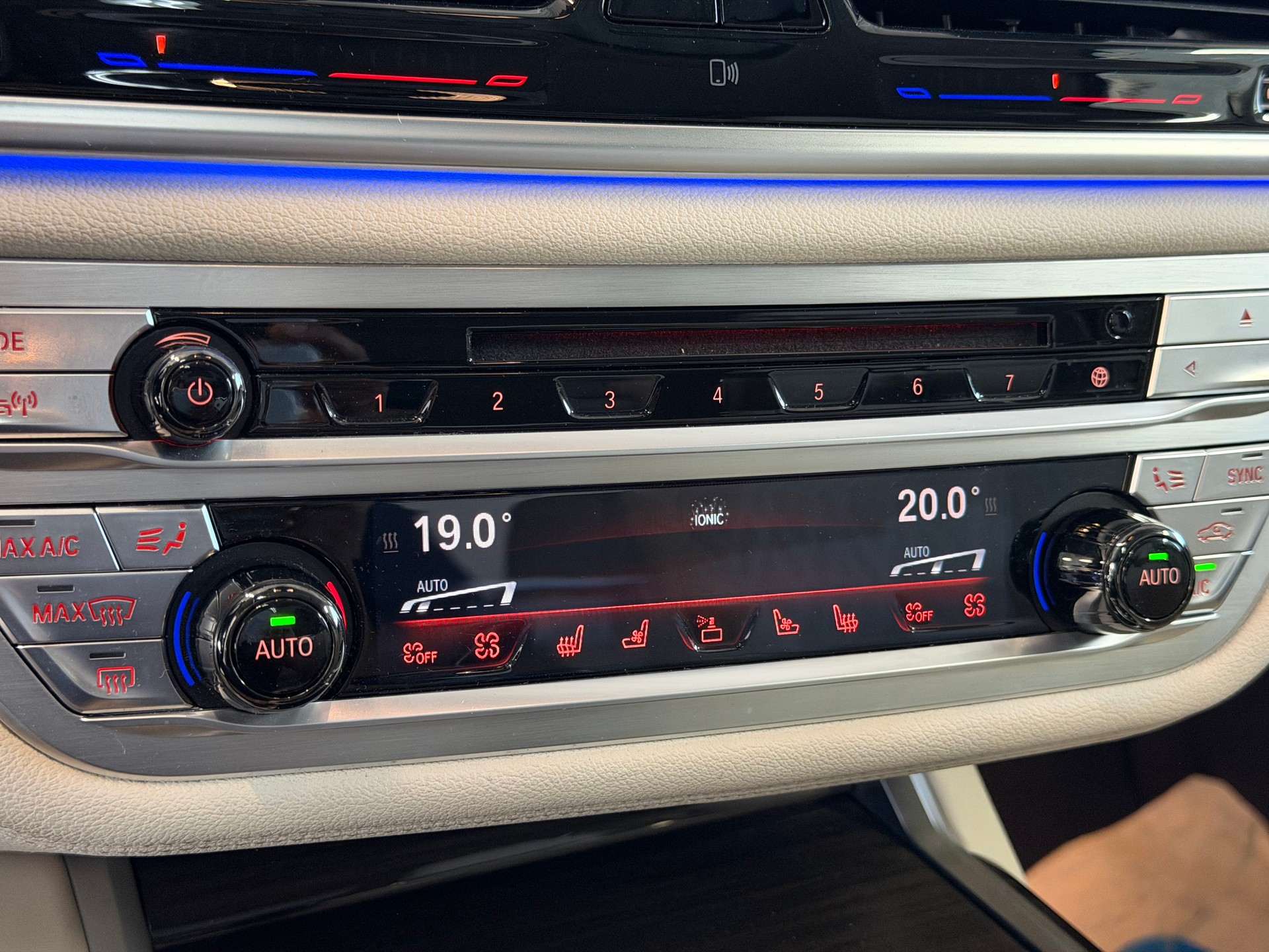 BMW 750Li xDrive Steptronic | CH-Auto | BMW Service | Laserlight | Executive Lounge-image-28