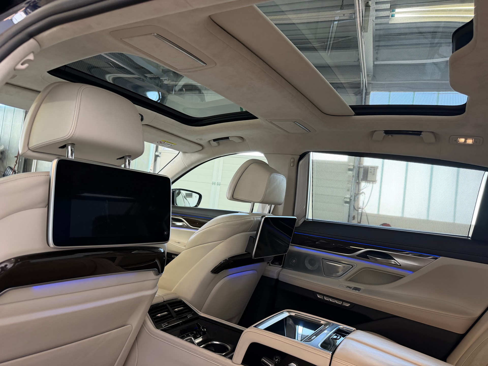 BMW 750Li xDrive Steptronic | CH-Auto | BMW Service | Laserlight | Executive Lounge-image-13
