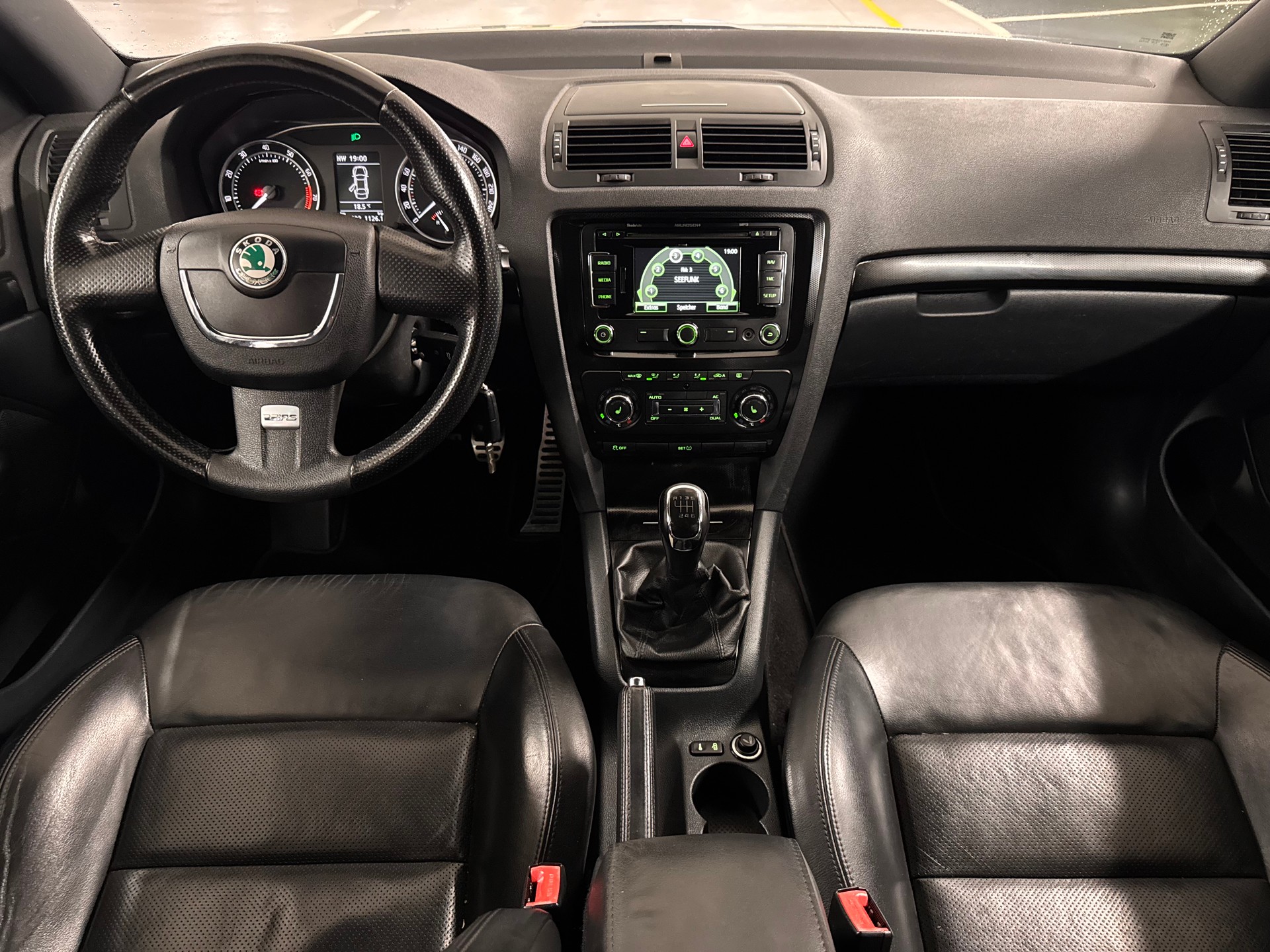 SKODA Octavia Combi 2.0 TSI RS-image-12