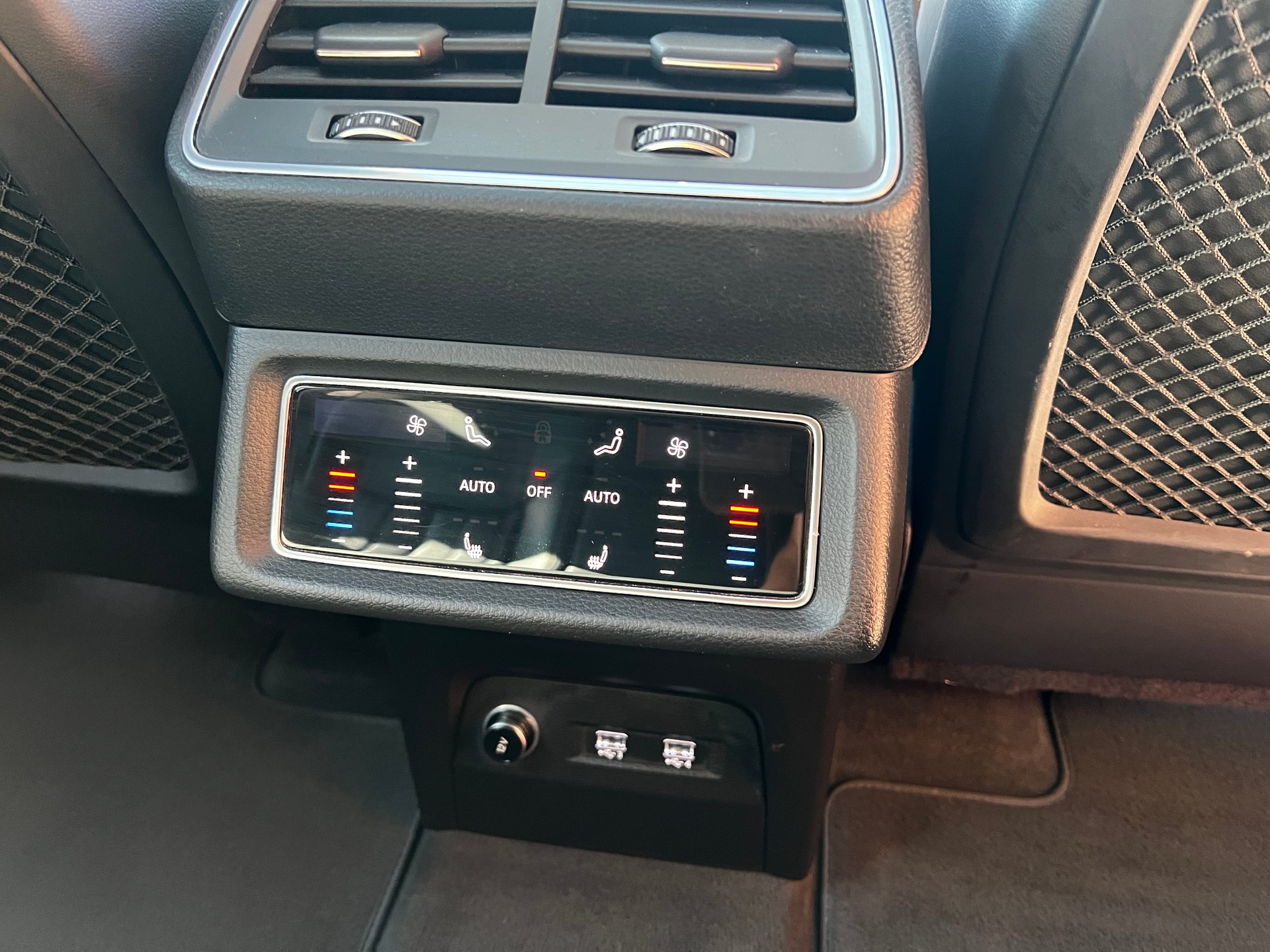 AUDI e-tron 55 quattro // SoH 97.7% // Matrix / Massagesitz / HUD / Pano / ufm.-image-11