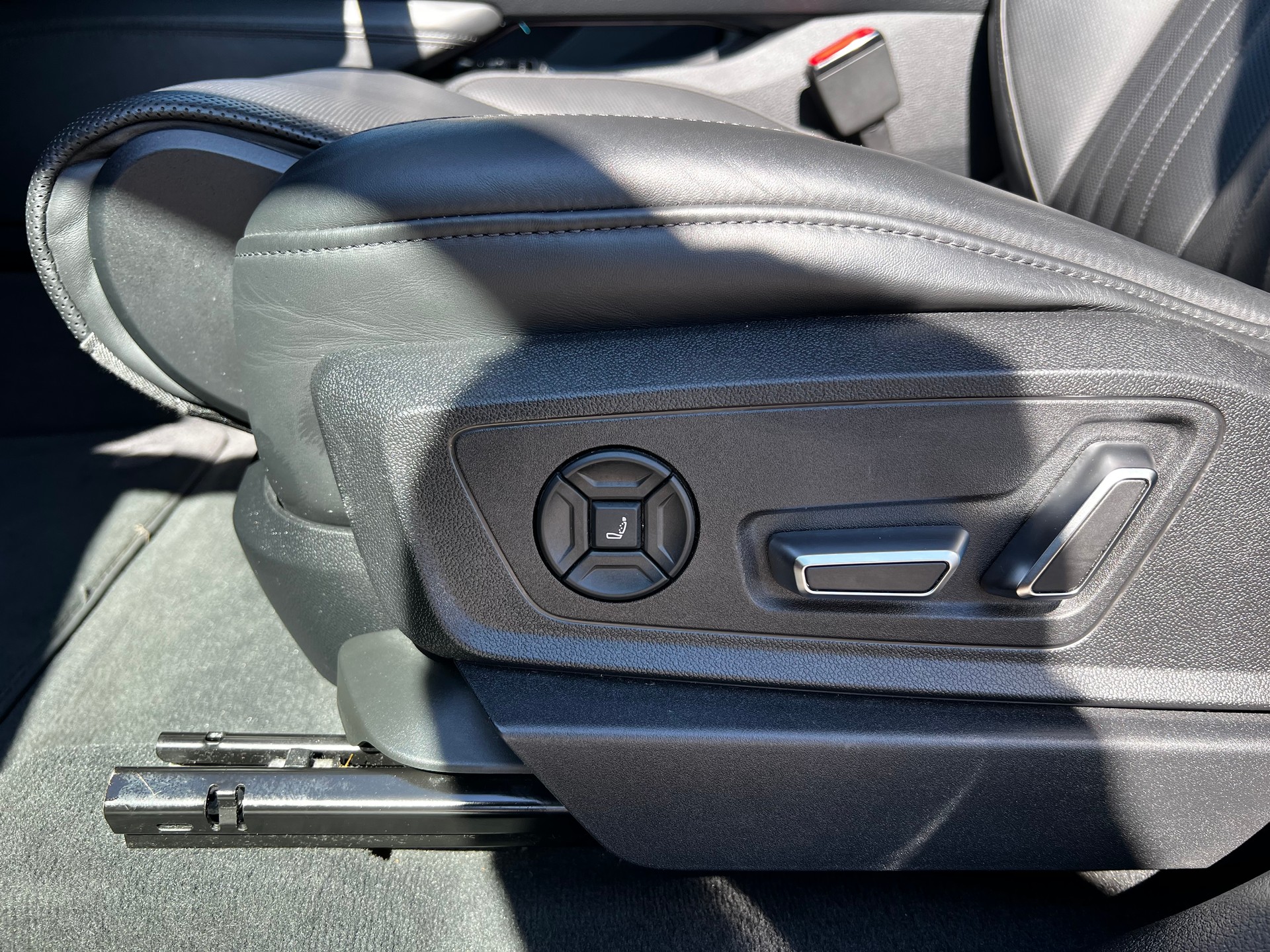 AUDI e-tron 55 quattro // SoH 97.7% // Matrix / Massagesitz / HUD / Pano / ufm.-image-17