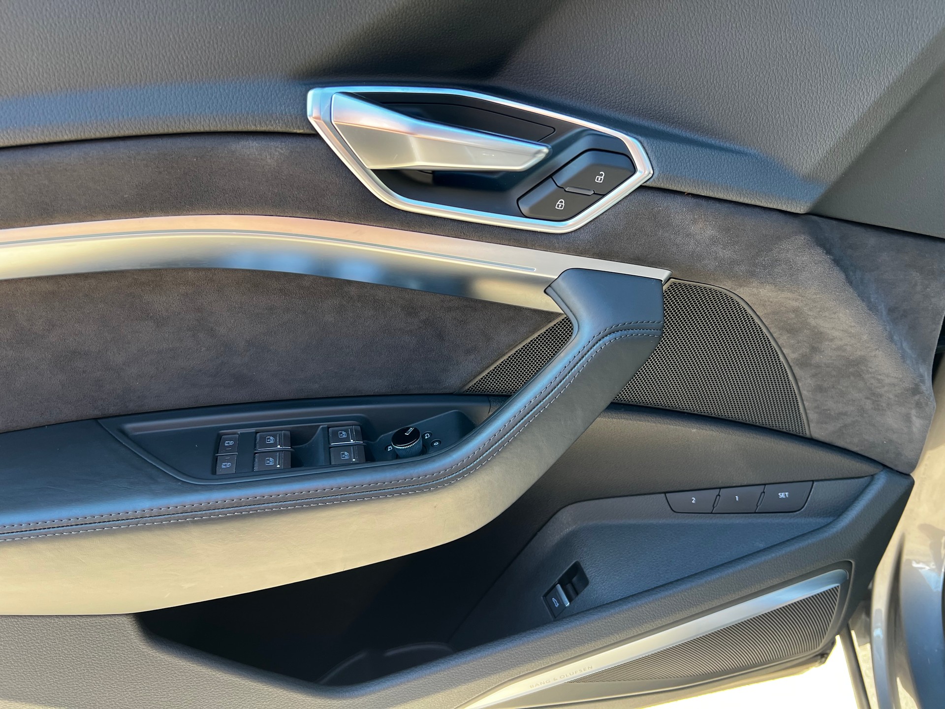 AUDI e-tron 55 quattro // SoH 97.7% // Matrix / Massagesitz / HUD / Pano / ufm.-image-16