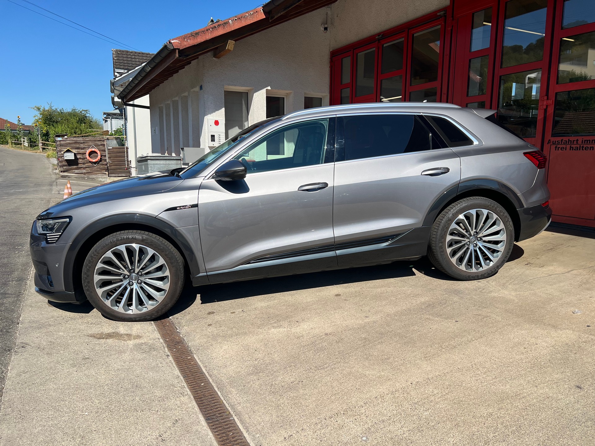 AUDI e-tron 55 quattro // SoH 97.7% // Matrix / Massagesitz / HUD / Pano / ufm.-image-2