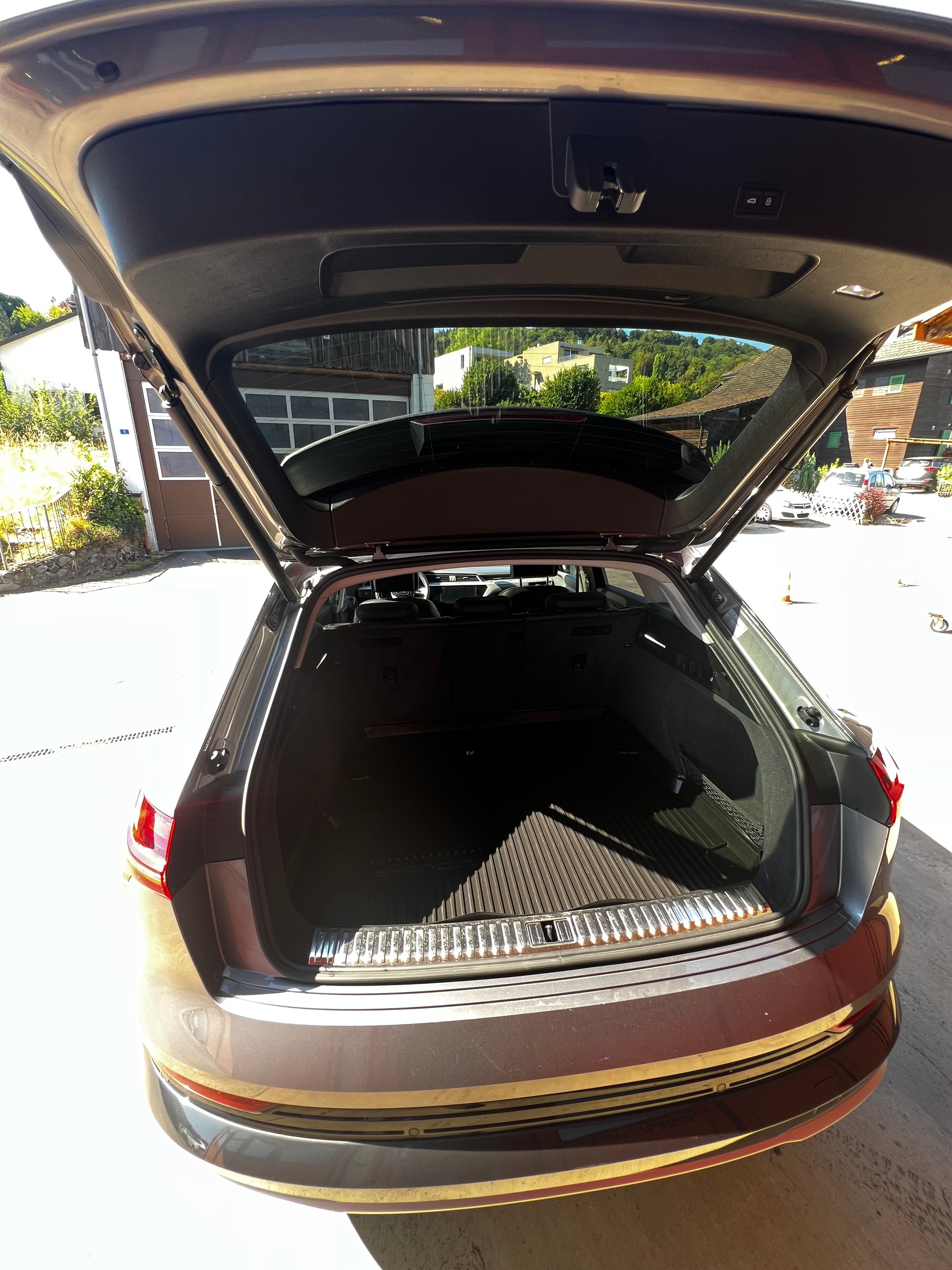 AUDI e-tron 55 quattro // SoH 97.7% // Matrix / Massagesitz / HUD / Pano / ufm.-image-12