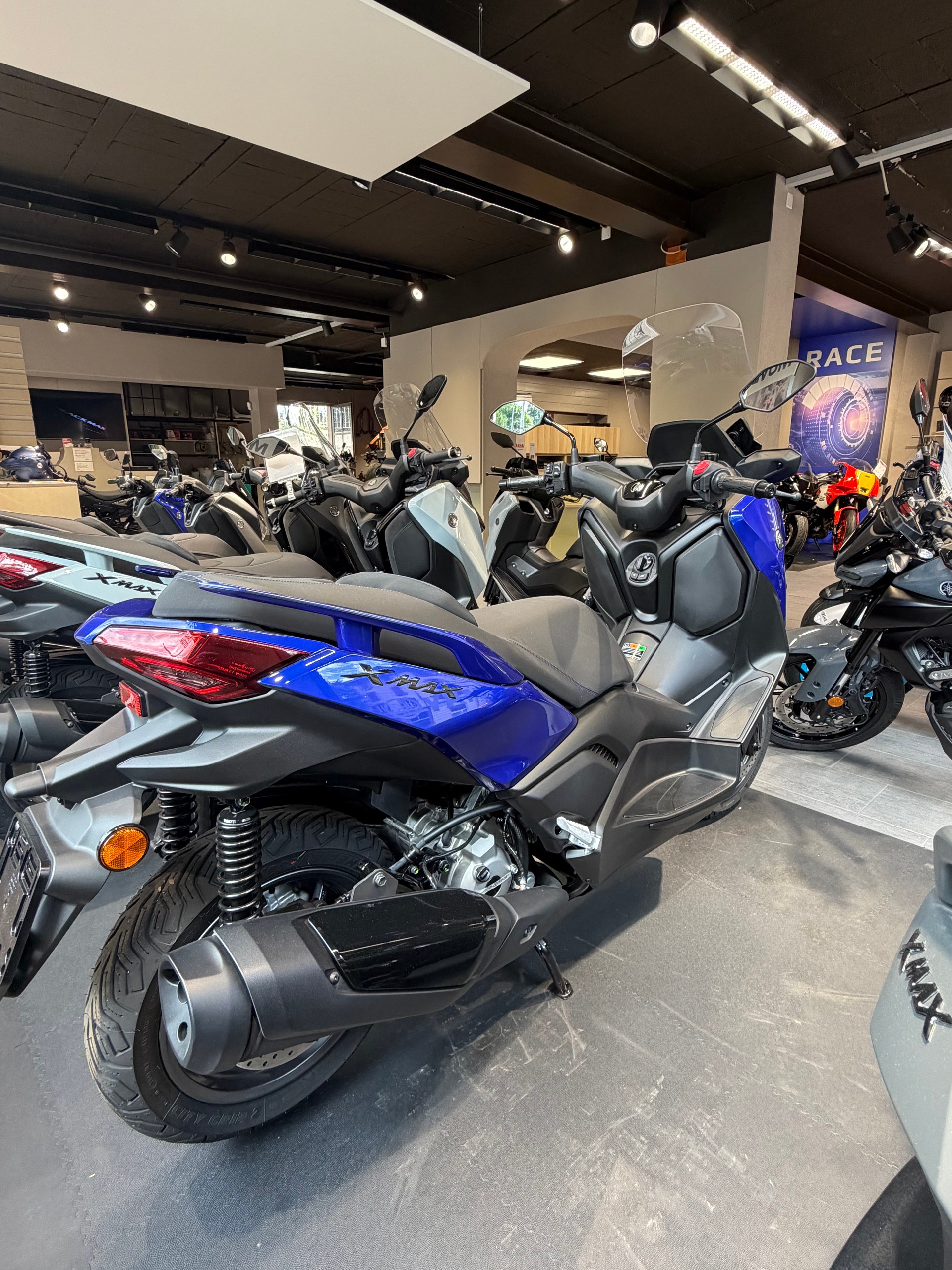 YAMAHA X-Max 300-showroom-element-1