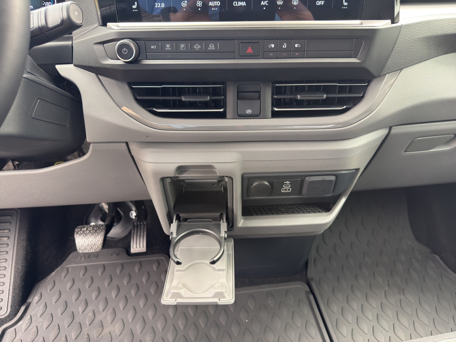 VW Caravelle 2.5TSI eHYBRID 16,5 kWh Life Aut.8-image-17