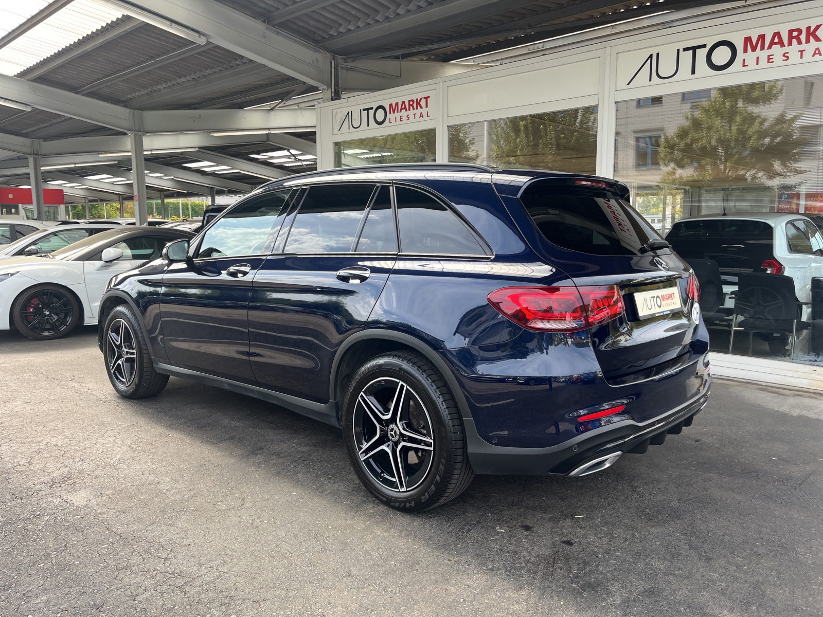 MERCEDES-BENZ GLC 300 AMG Line 4Matic 9G-Tronic-image-2