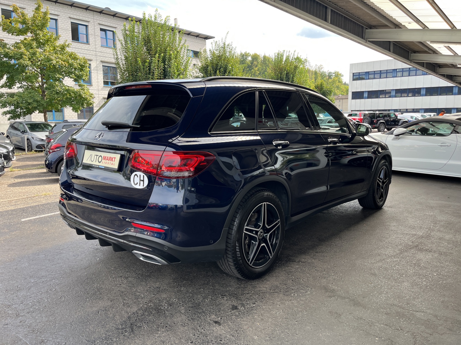 MERCEDES-BENZ GLC 300 AMG Line 4Matic 9G-Tronic-image-4