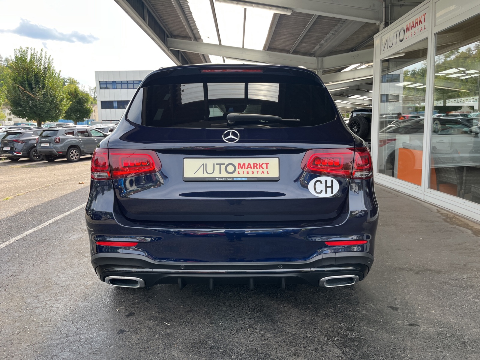 MERCEDES-BENZ GLC 300 AMG Line 4Matic 9G-Tronic-image-3