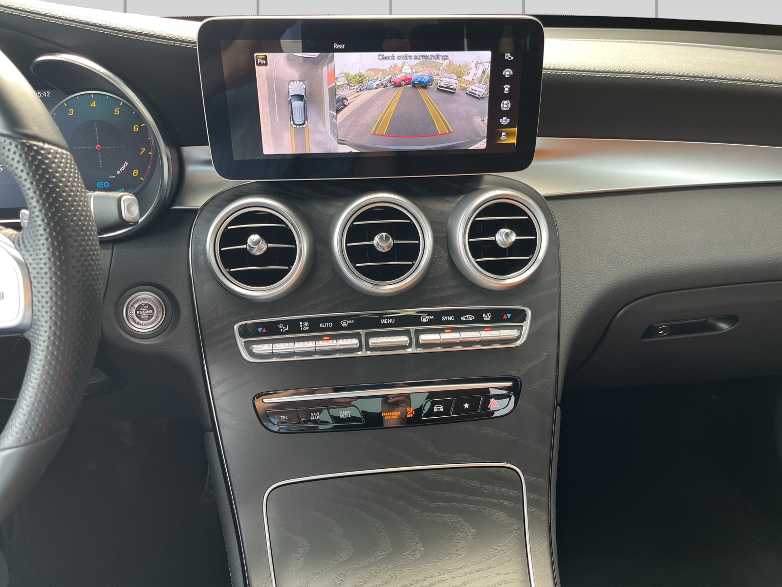 MERCEDES-BENZ GLC 300 AMG Line 4Matic 9G-Tronic-image-12