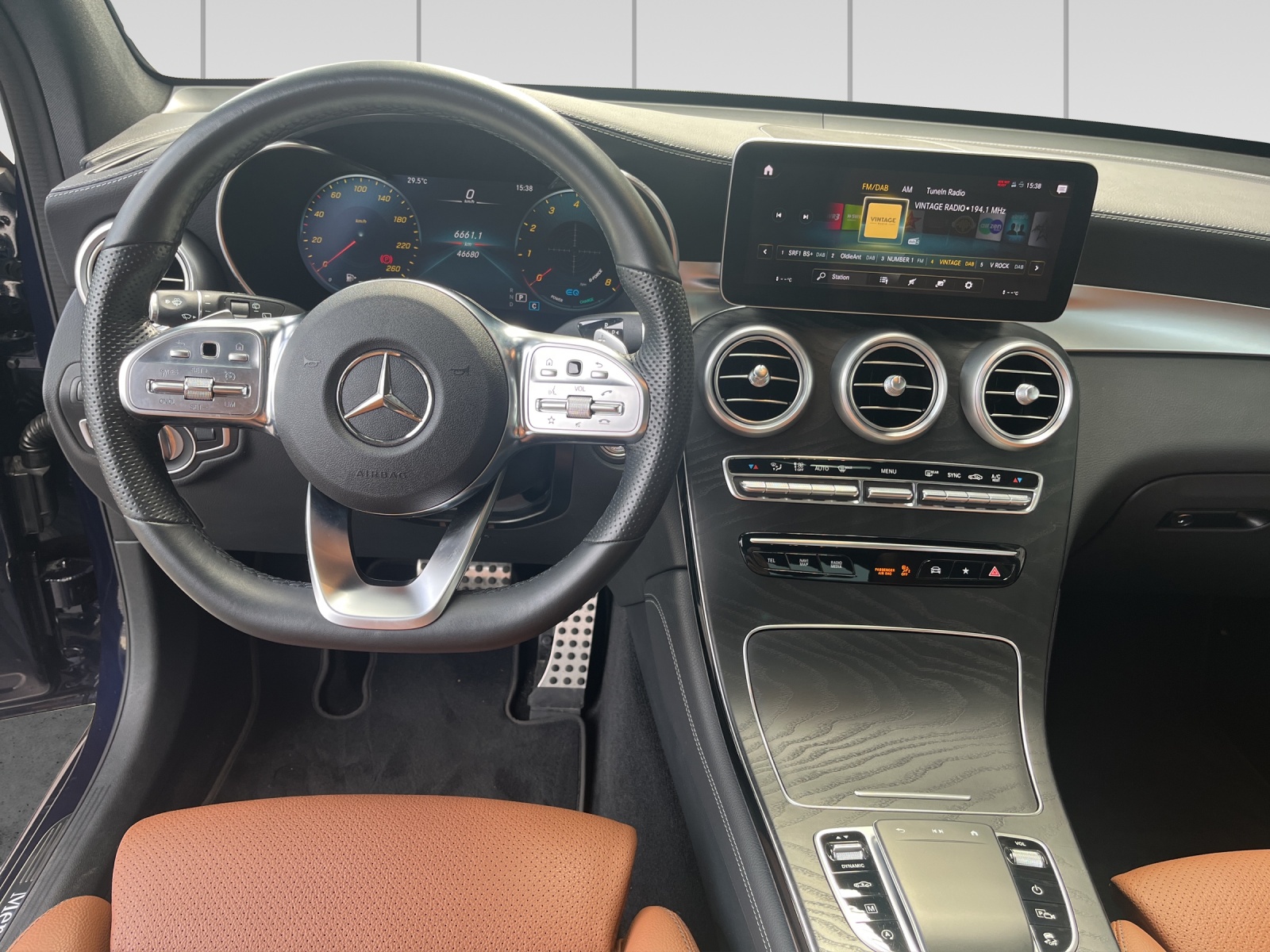 MERCEDES-BENZ GLC 300 AMG Line 4Matic 9G-Tronic-image-9
