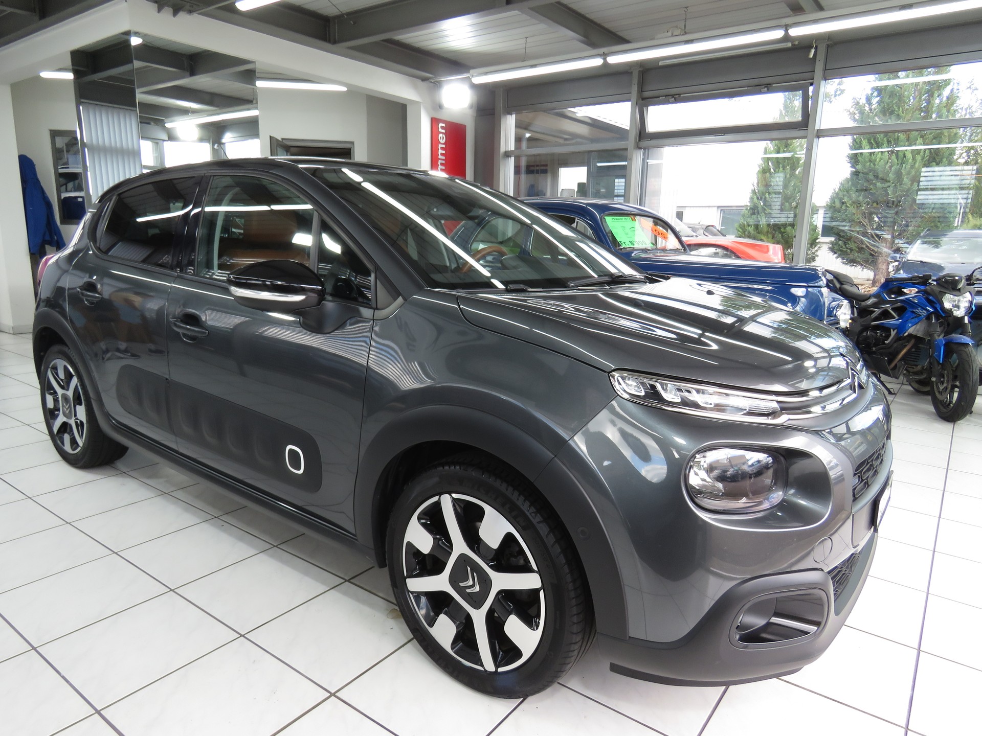CITROEN C3 1.2i PureTech Shine EAT (Automat)-image-2
