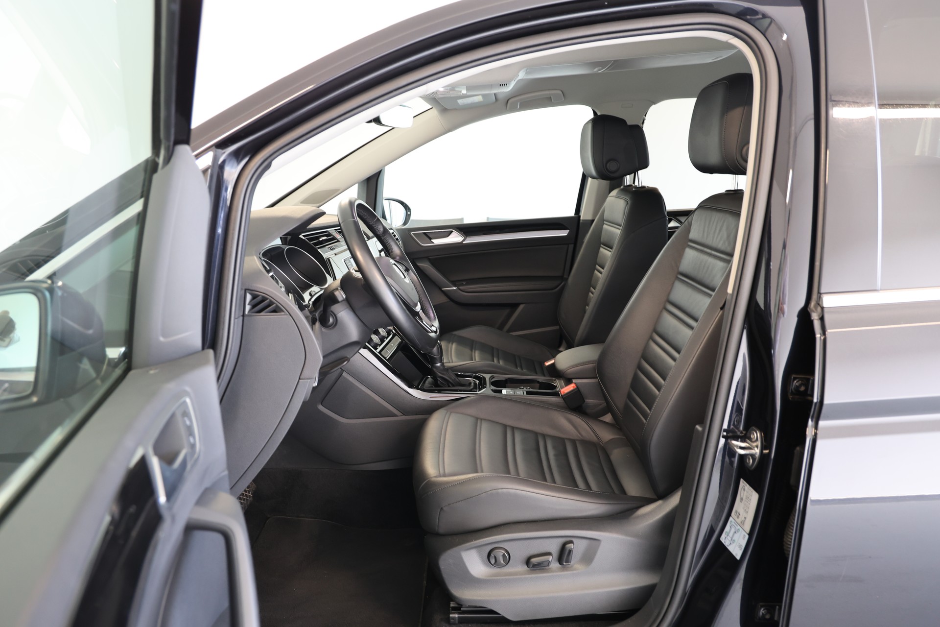 VW Touran 2.0 TDI SCR Highline DSG 7-Sitzer-image-5