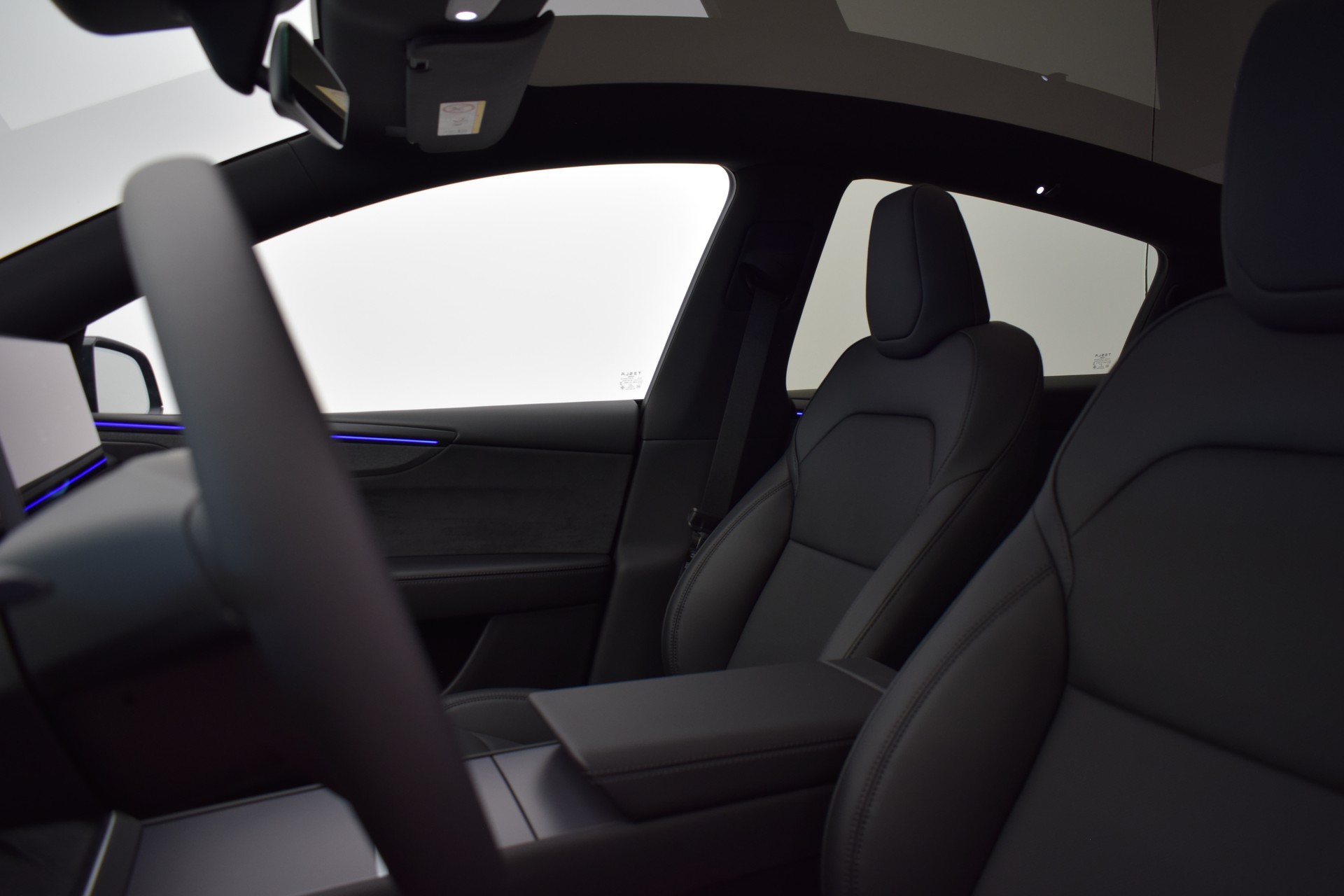 TESLA Model Y Long Range Premium AWD, CH Typenschein, Anhängerkupplung, Stealth Grey-image-9